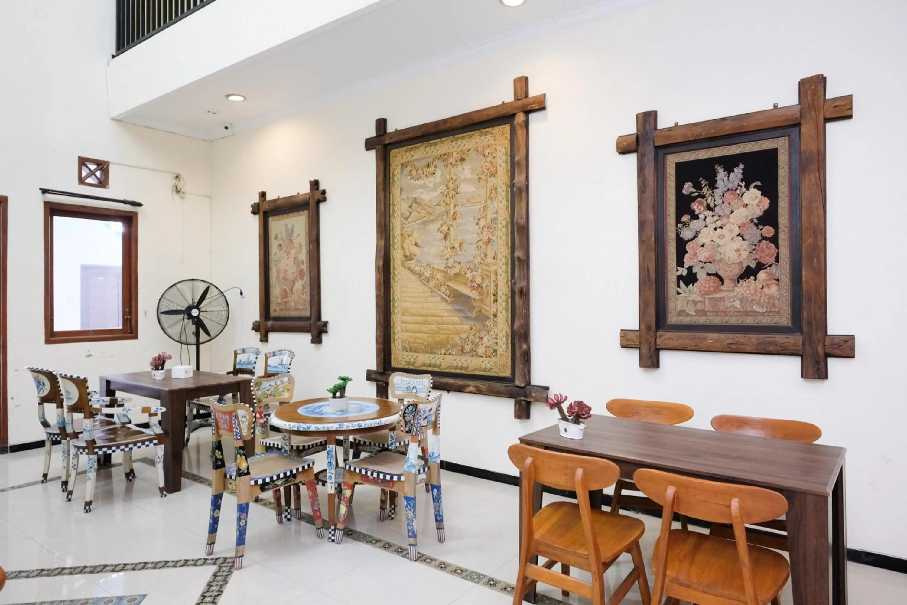 Seating area in Urbanview Hotel Griya Surya Malang by RedDoorz