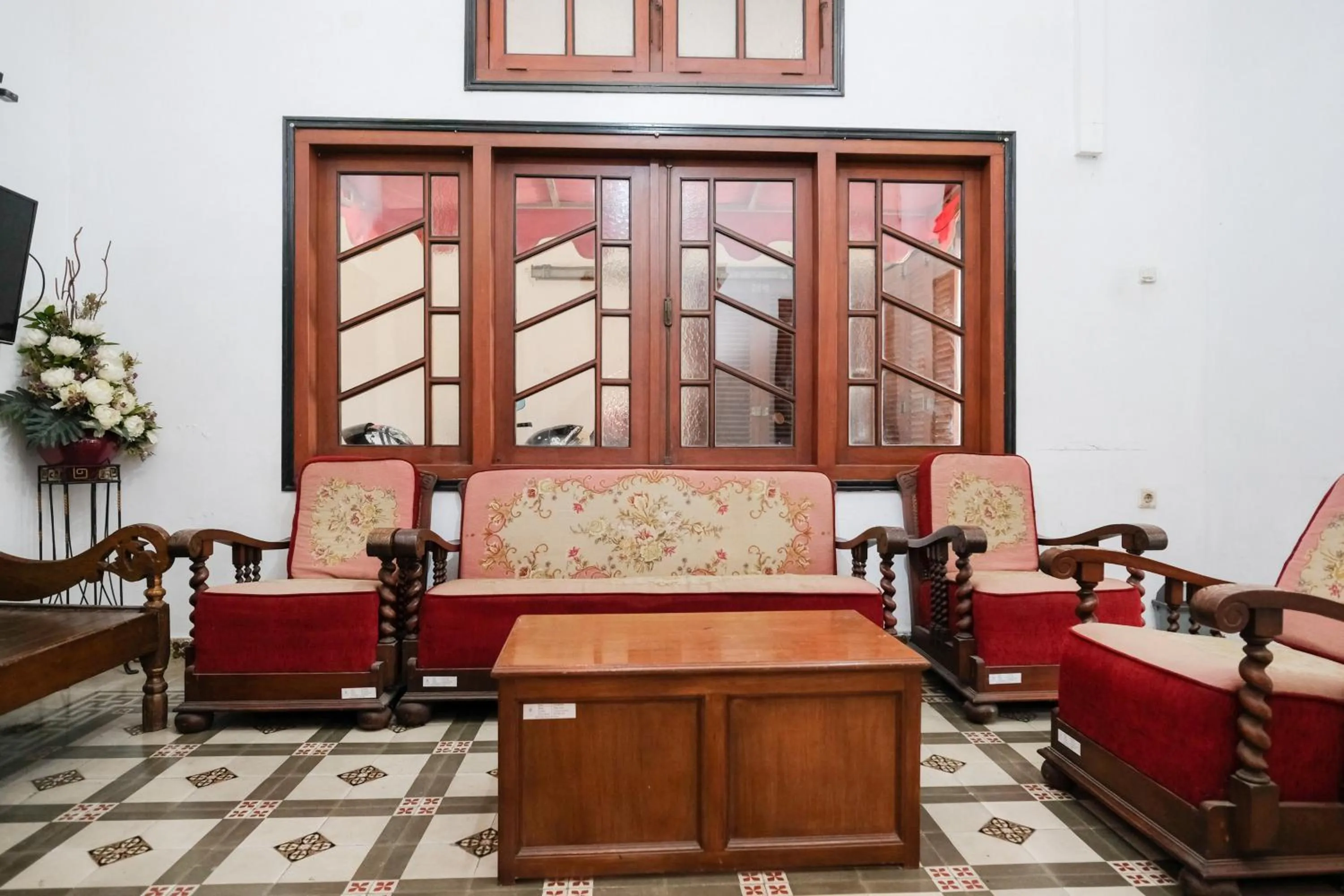 Seating area in Urbanview Hotel Griya Surya Malang by RedDoorz