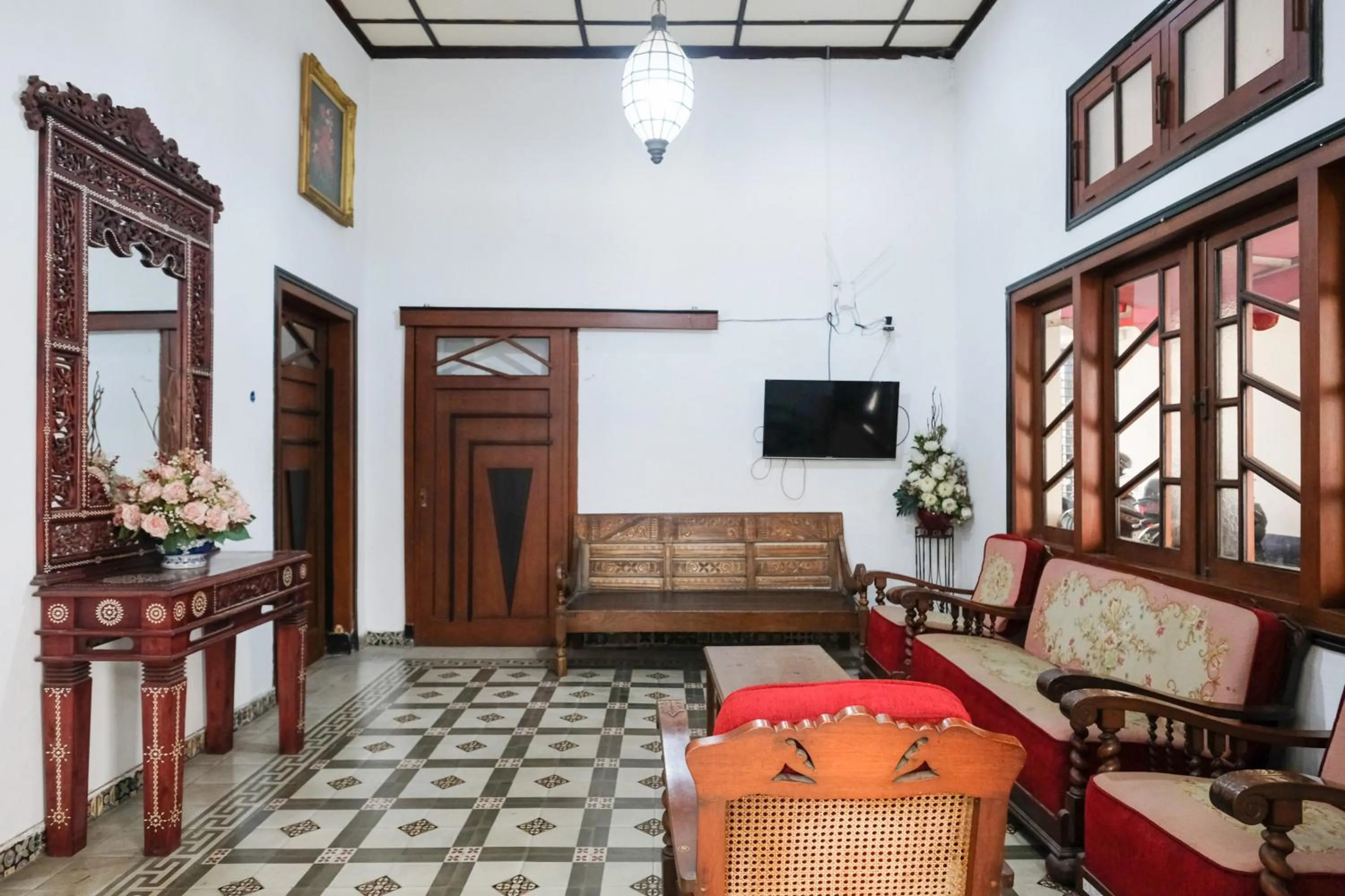 Seating area in Urbanview Hotel Griya Surya Malang by RedDoorz