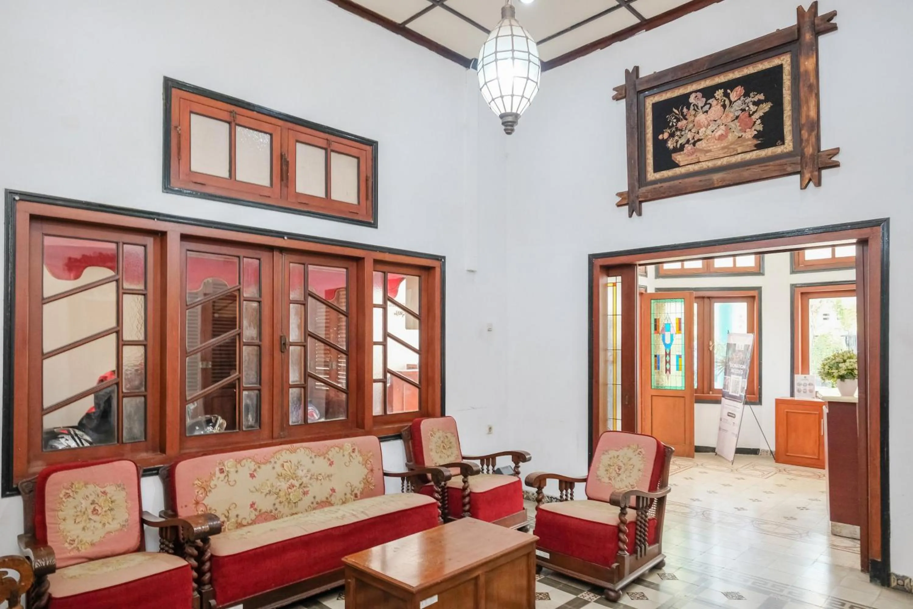 Seating area in Urbanview Hotel Griya Surya Malang by RedDoorz