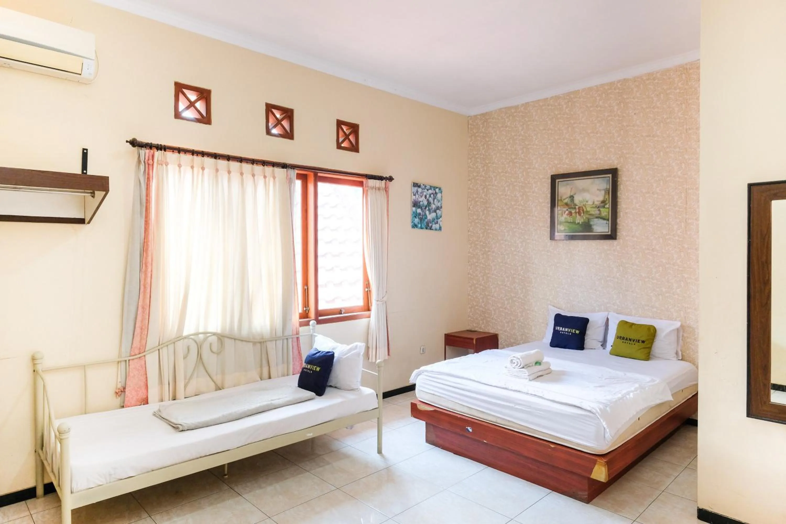 Bedroom, Bed in Urbanview Hotel Griya Surya Malang by RedDoorz