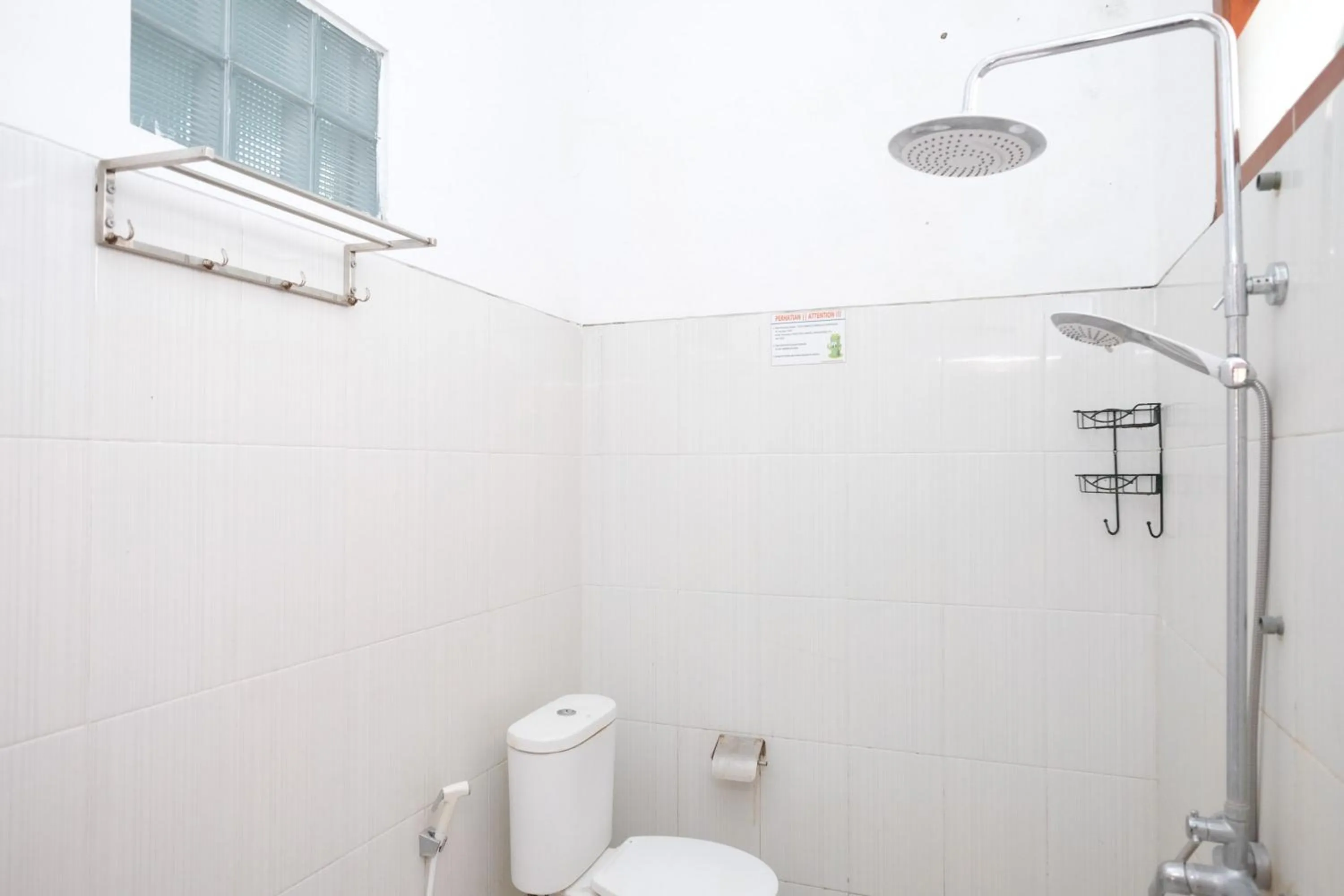 Bathroom in Urbanview Hotel Griya Surya Malang by RedDoorz