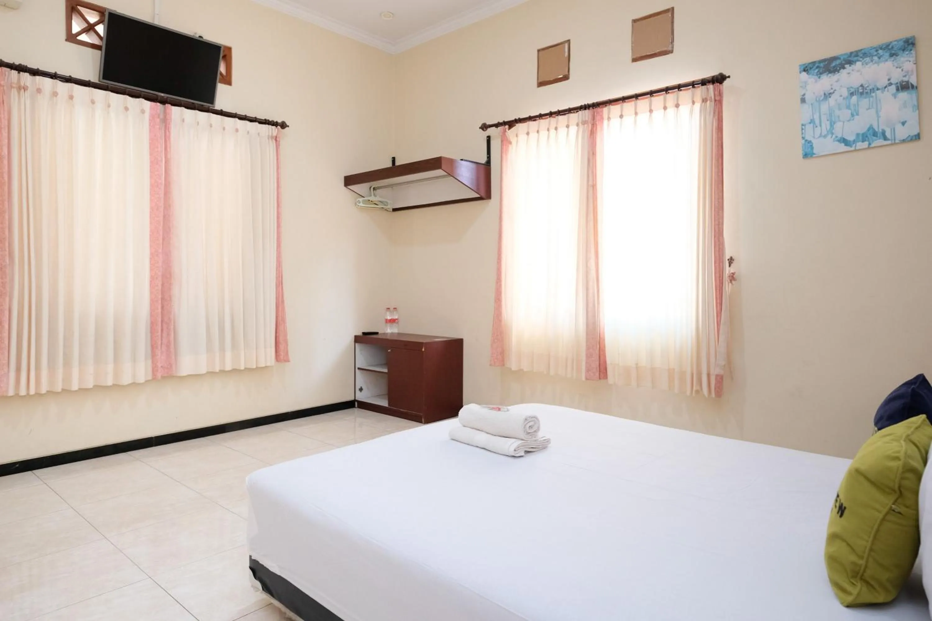 Bedroom, Bed in Urbanview Hotel Griya Surya Malang by RedDoorz