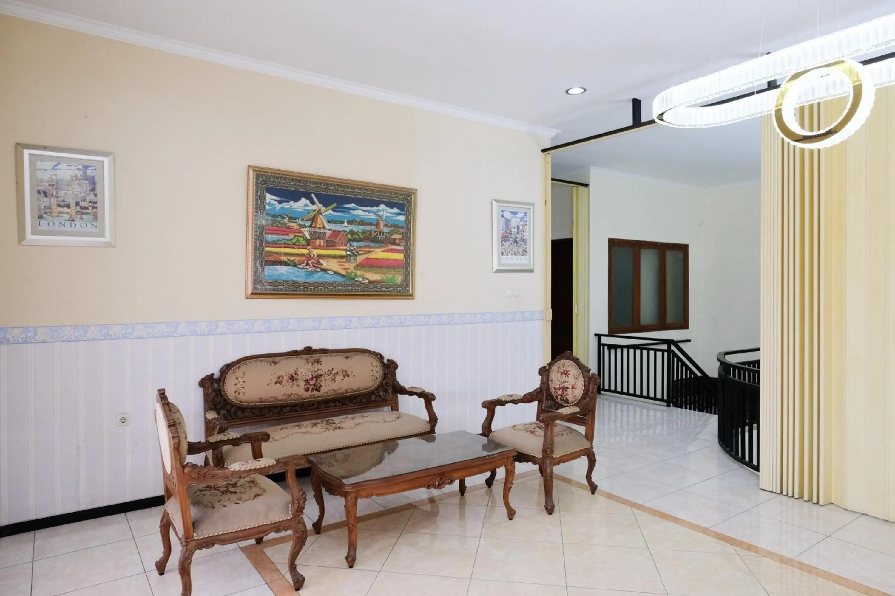 Seating area in Urbanview Hotel Griya Surya Malang by RedDoorz