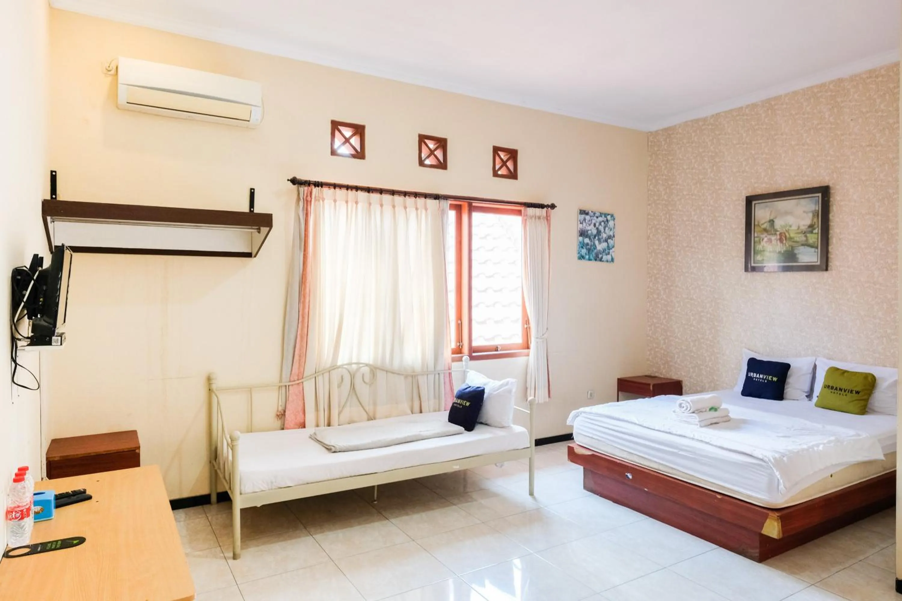 Bedroom, Bed in Urbanview Hotel Griya Surya Malang by RedDoorz