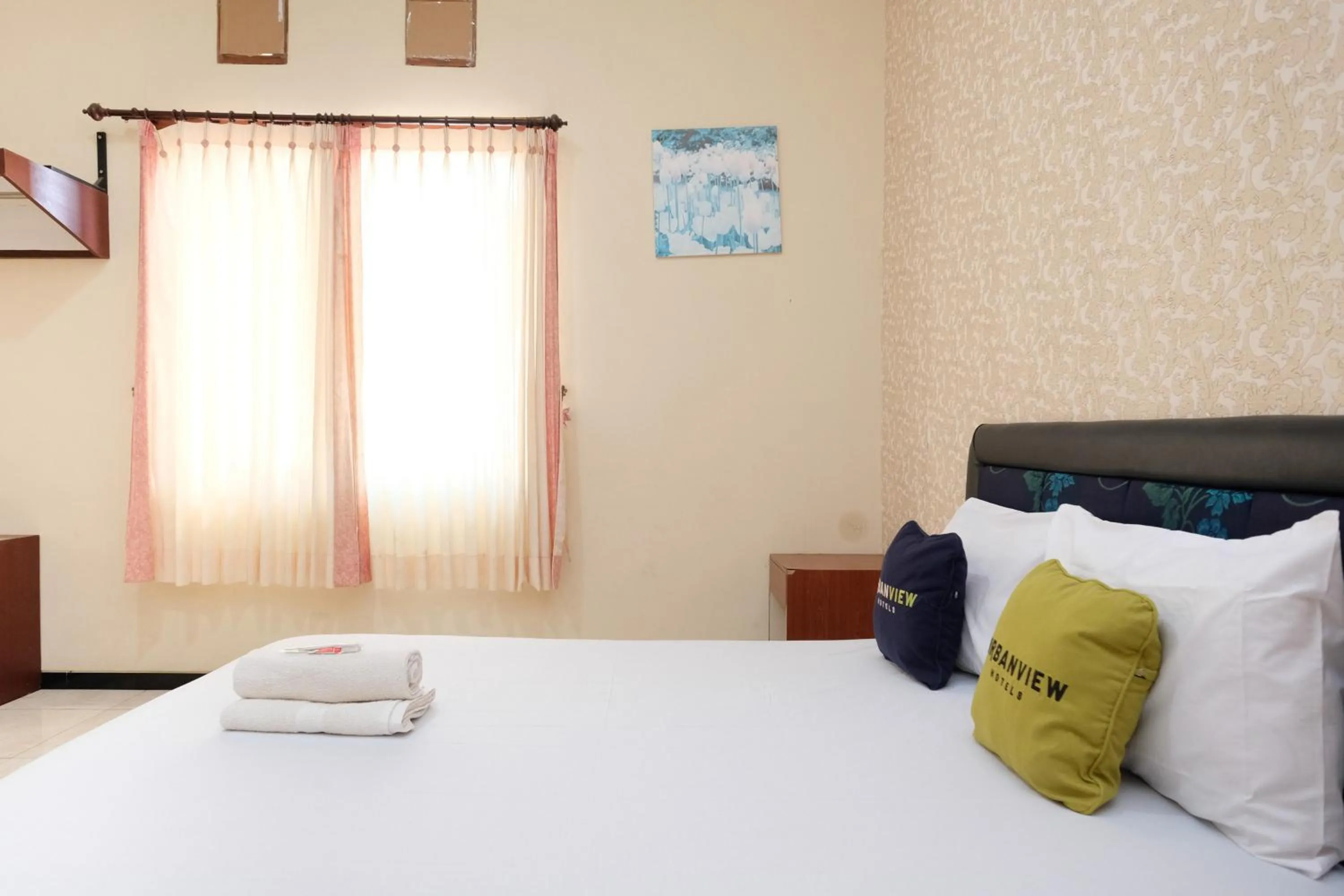 Bedroom, Bed in Urbanview Hotel Griya Surya Malang by RedDoorz