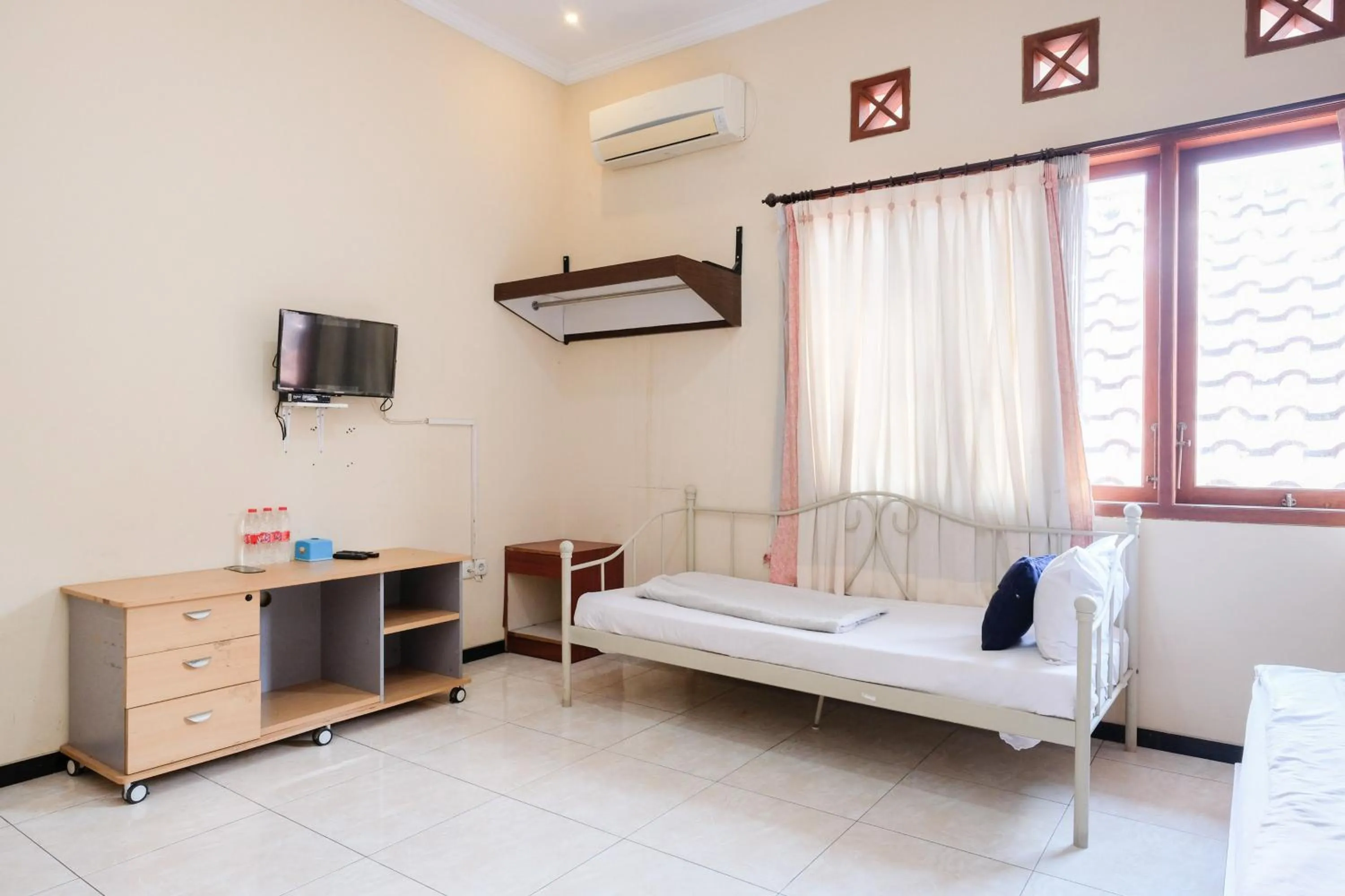 Bedroom, Bed in Urbanview Hotel Griya Surya Malang by RedDoorz