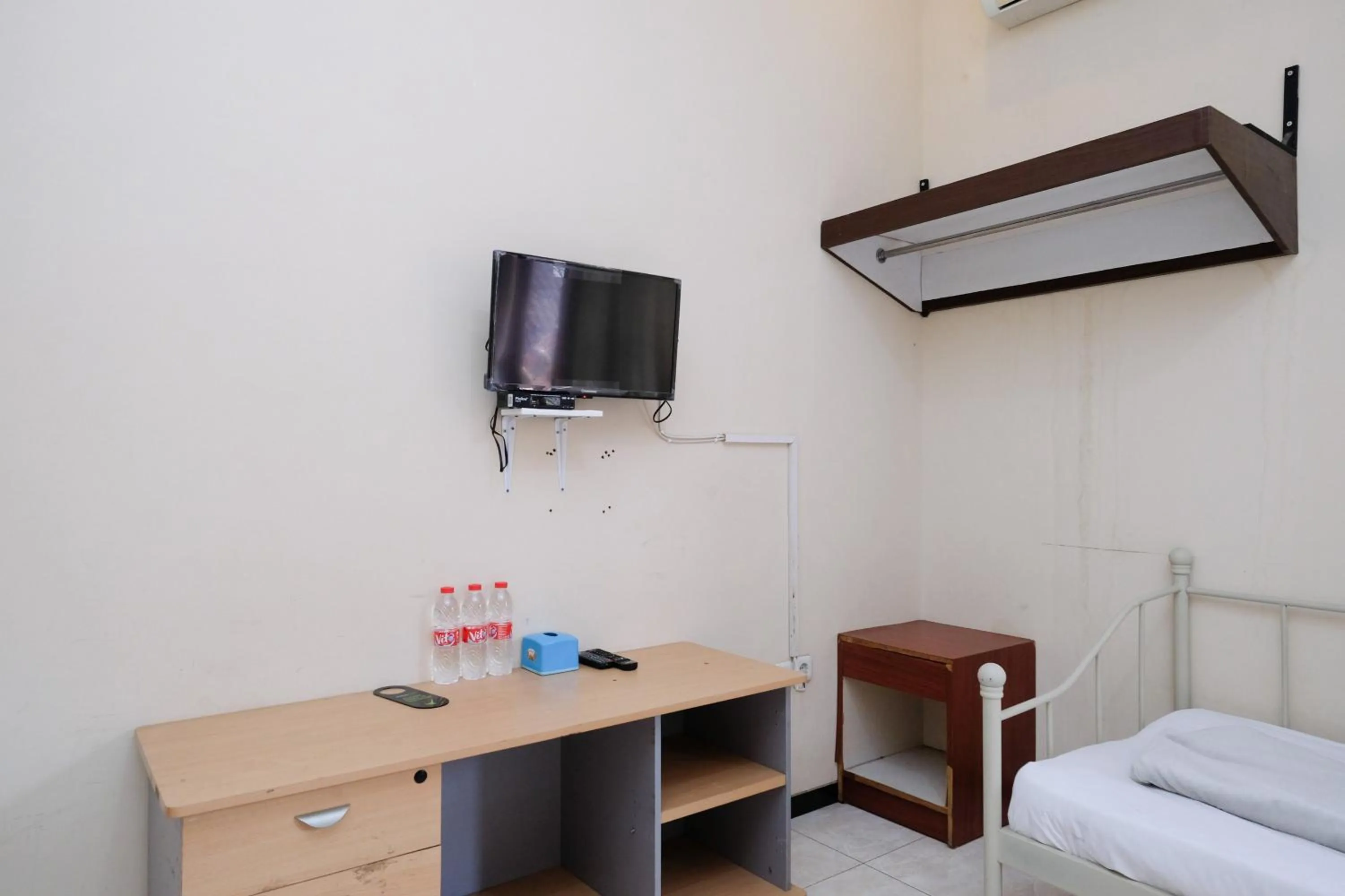 Bedroom, Bed in Urbanview Hotel Griya Surya Malang by RedDoorz