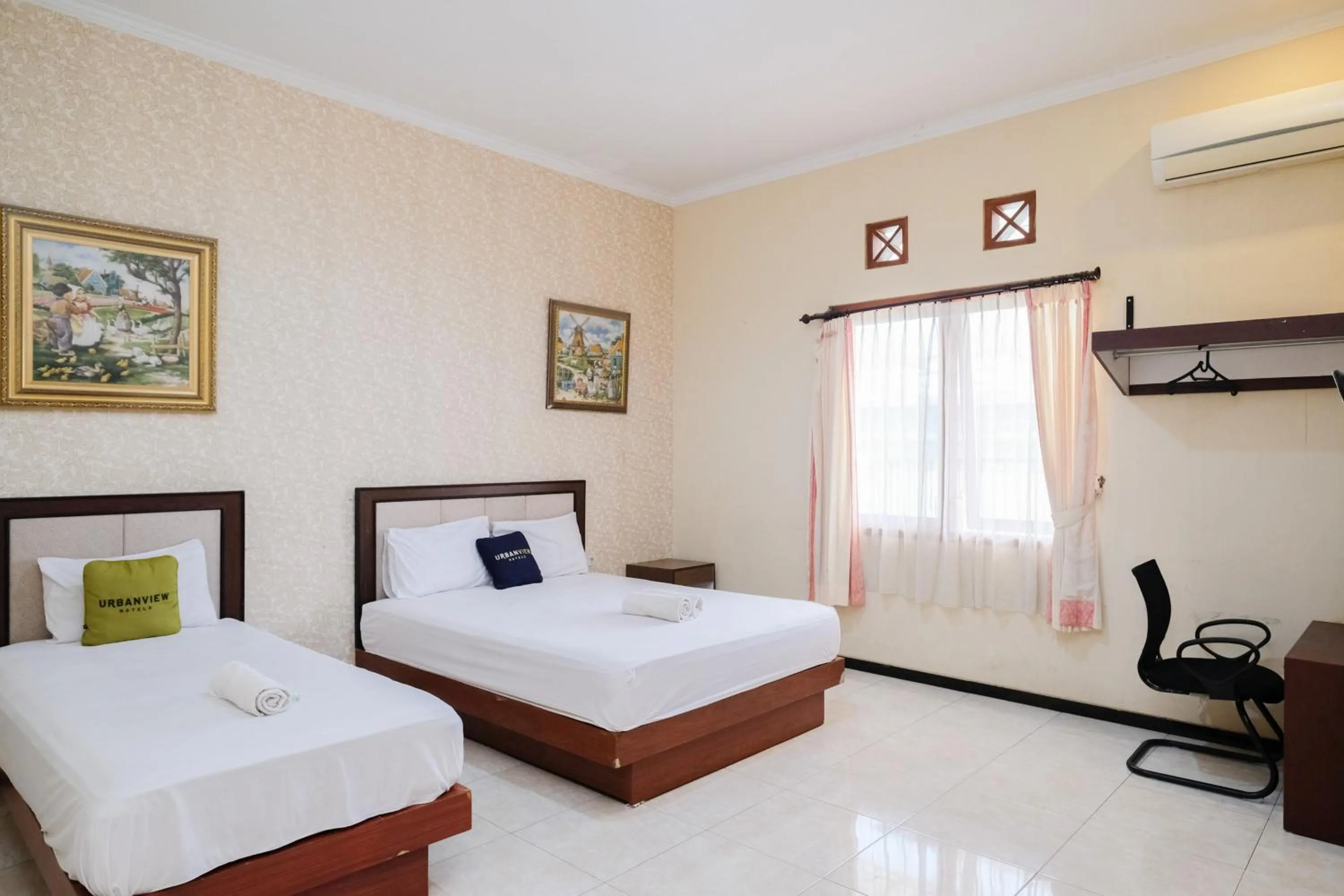 Bedroom, Bed in Urbanview Hotel Griya Surya Malang by RedDoorz