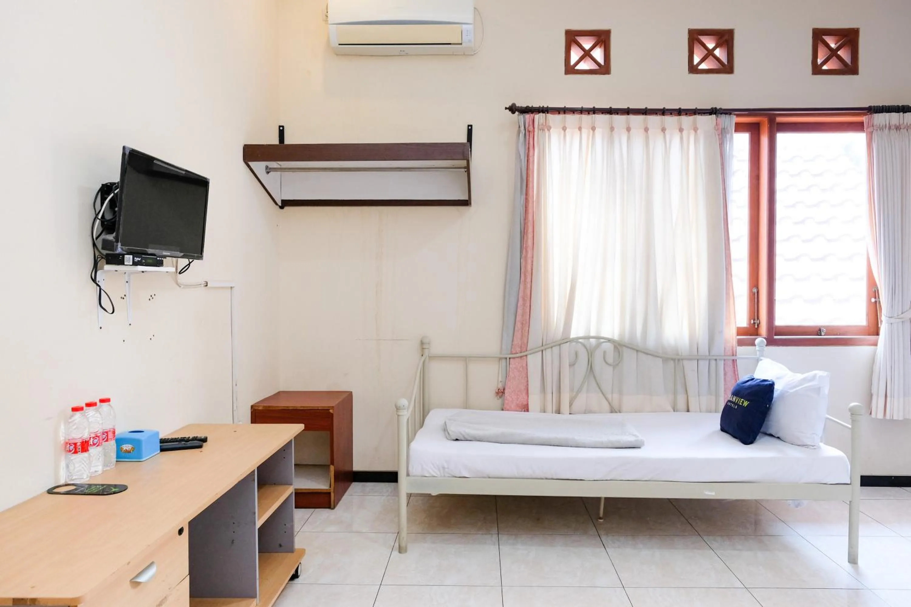 Bedroom, Bed in Urbanview Hotel Griya Surya Malang by RedDoorz