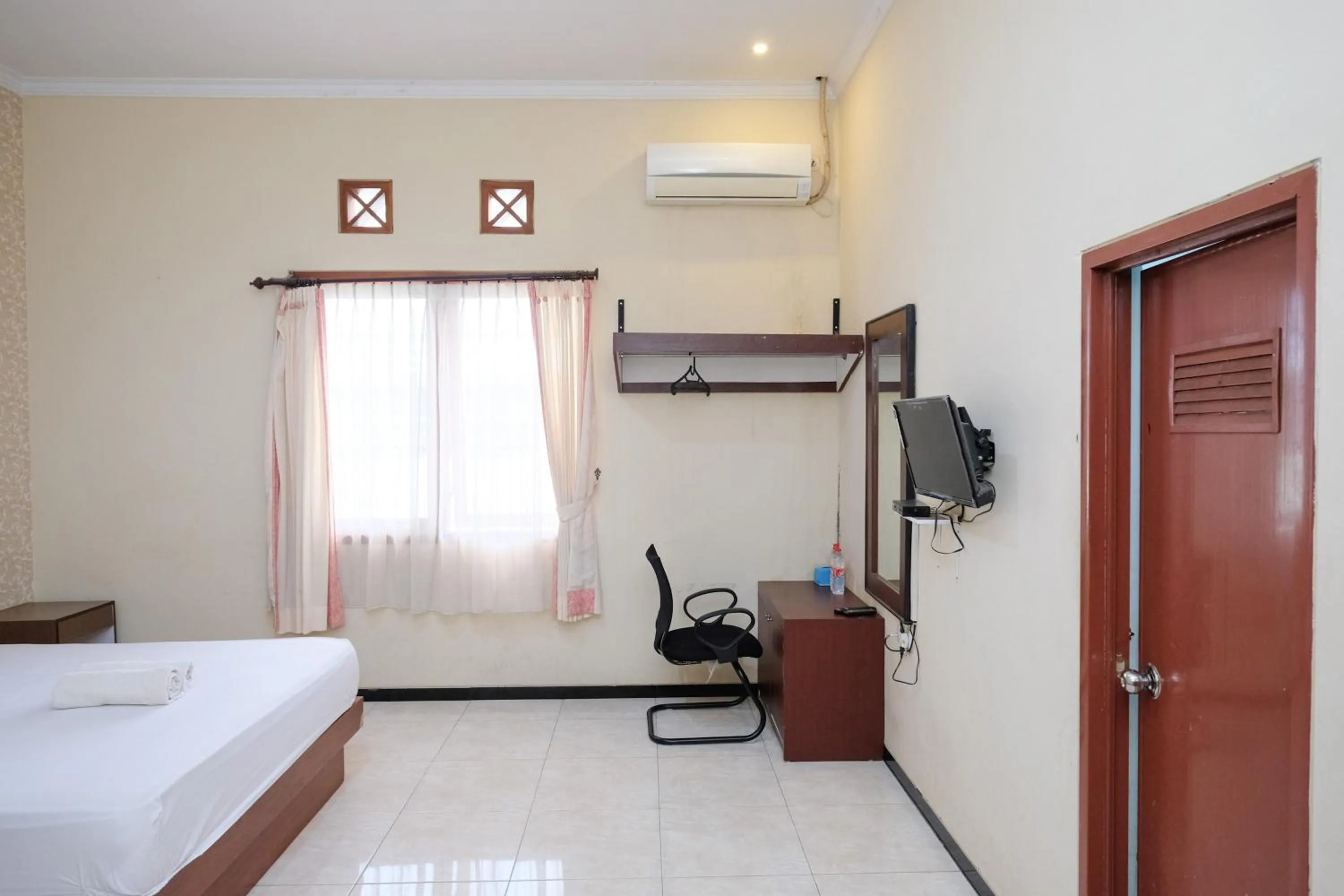 Bedroom, Bed in Urbanview Hotel Griya Surya Malang by RedDoorz