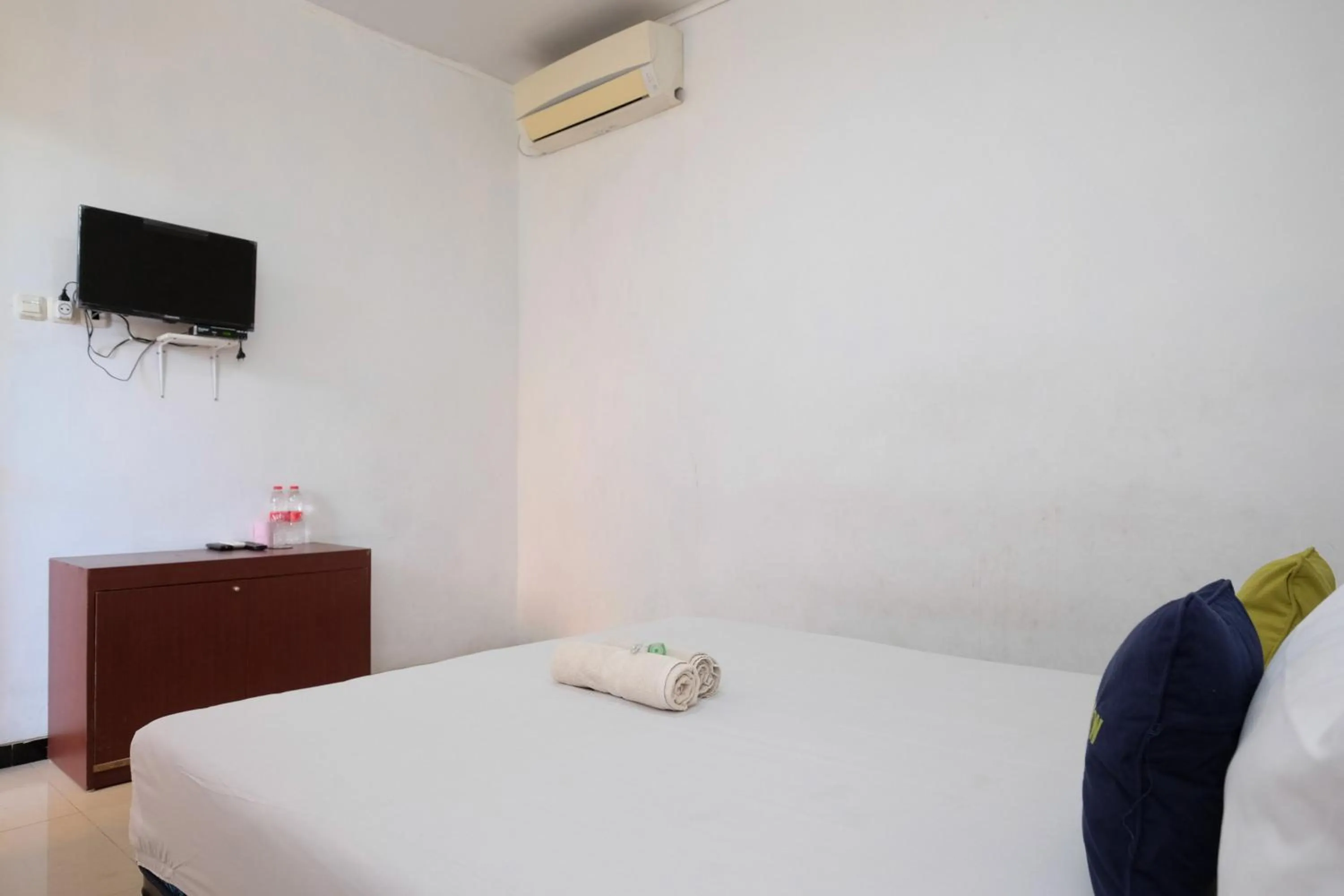 Bedroom, Bed in Urbanview Hotel Griya Surya Malang by RedDoorz