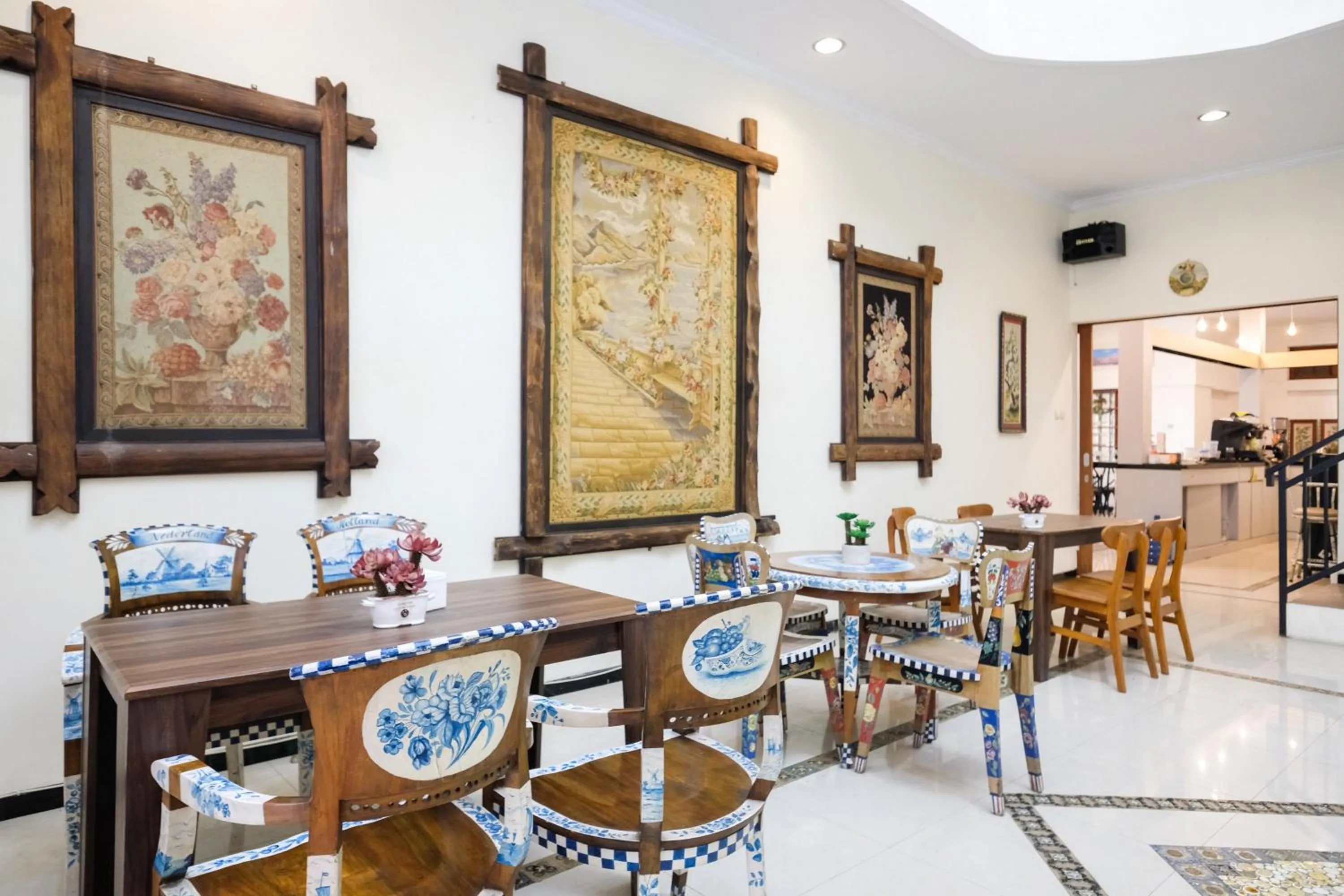 Seating area in Urbanview Hotel Griya Surya Malang by RedDoorz