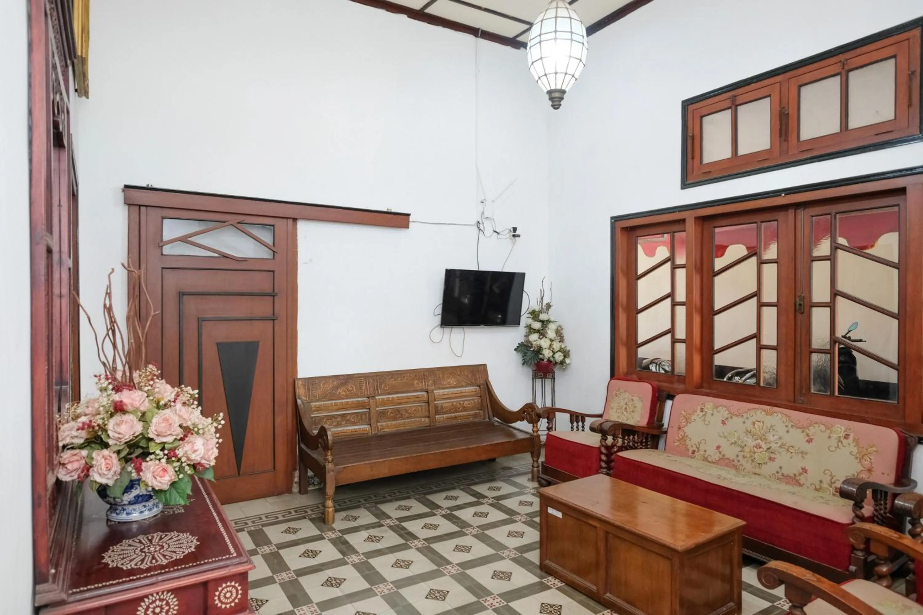 Seating area in Urbanview Hotel Griya Surya Malang by RedDoorz