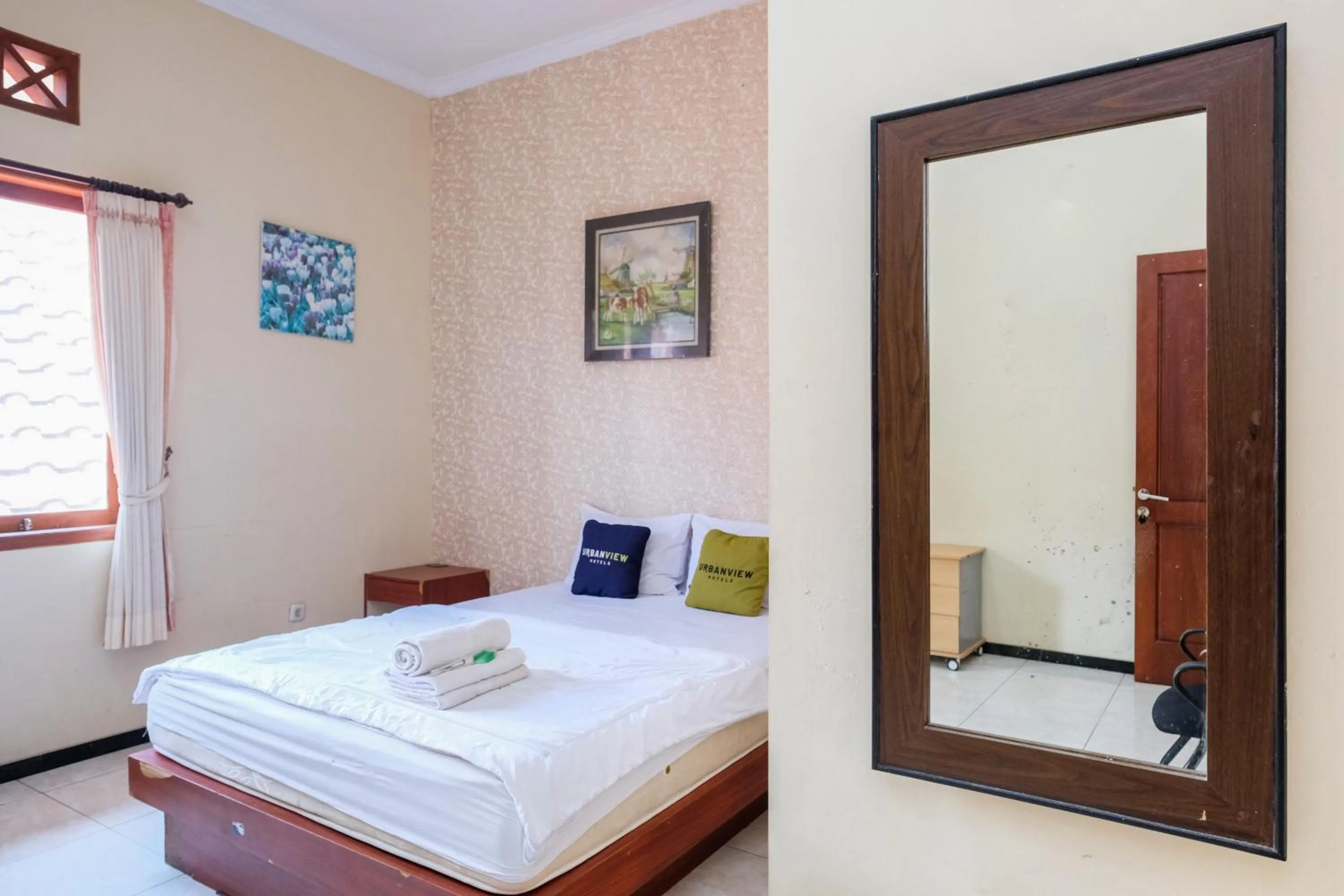 Bedroom, Bed in Urbanview Hotel Griya Surya Malang by RedDoorz