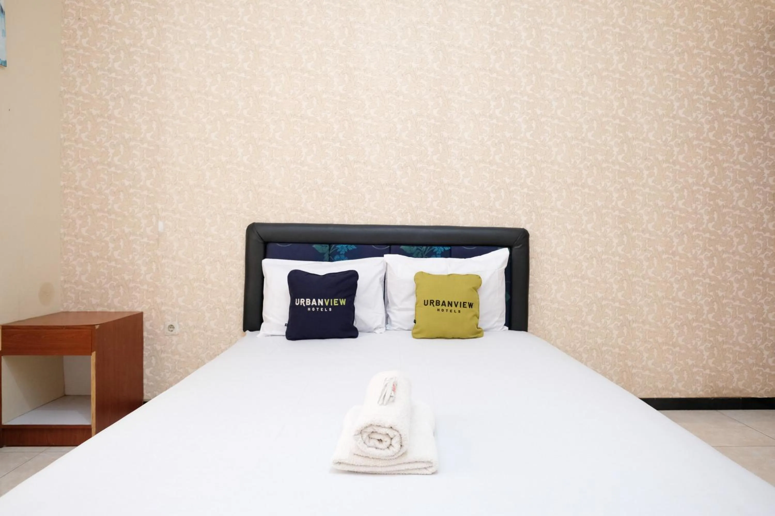 Bedroom, Bed in Urbanview Hotel Griya Surya Malang by RedDoorz