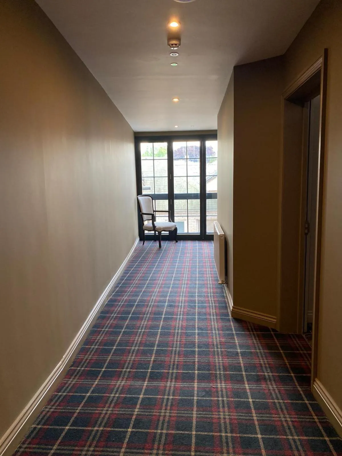 The Lounge Hotel & Bar