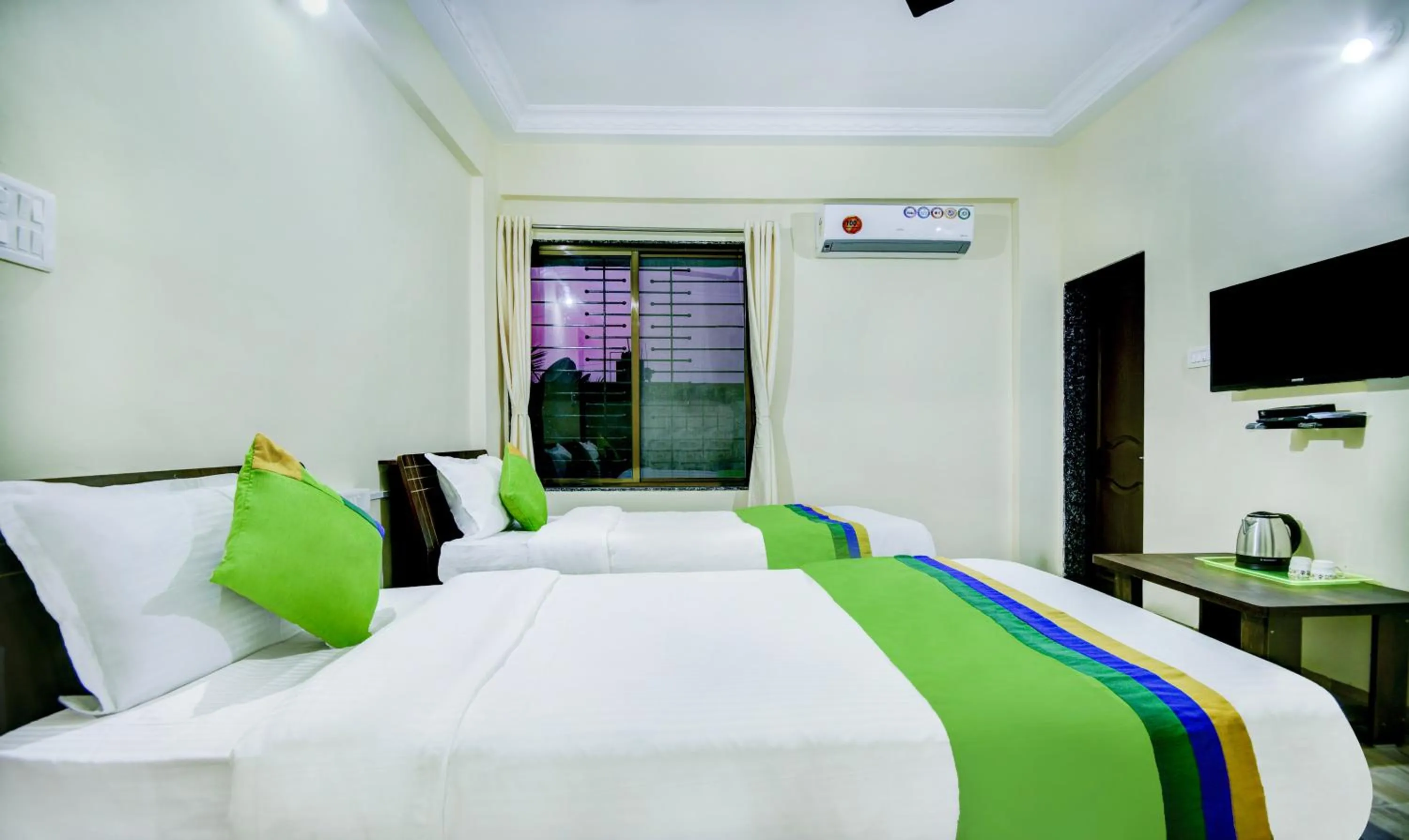 Bedroom, Bed in Treebo Sayaji Residency