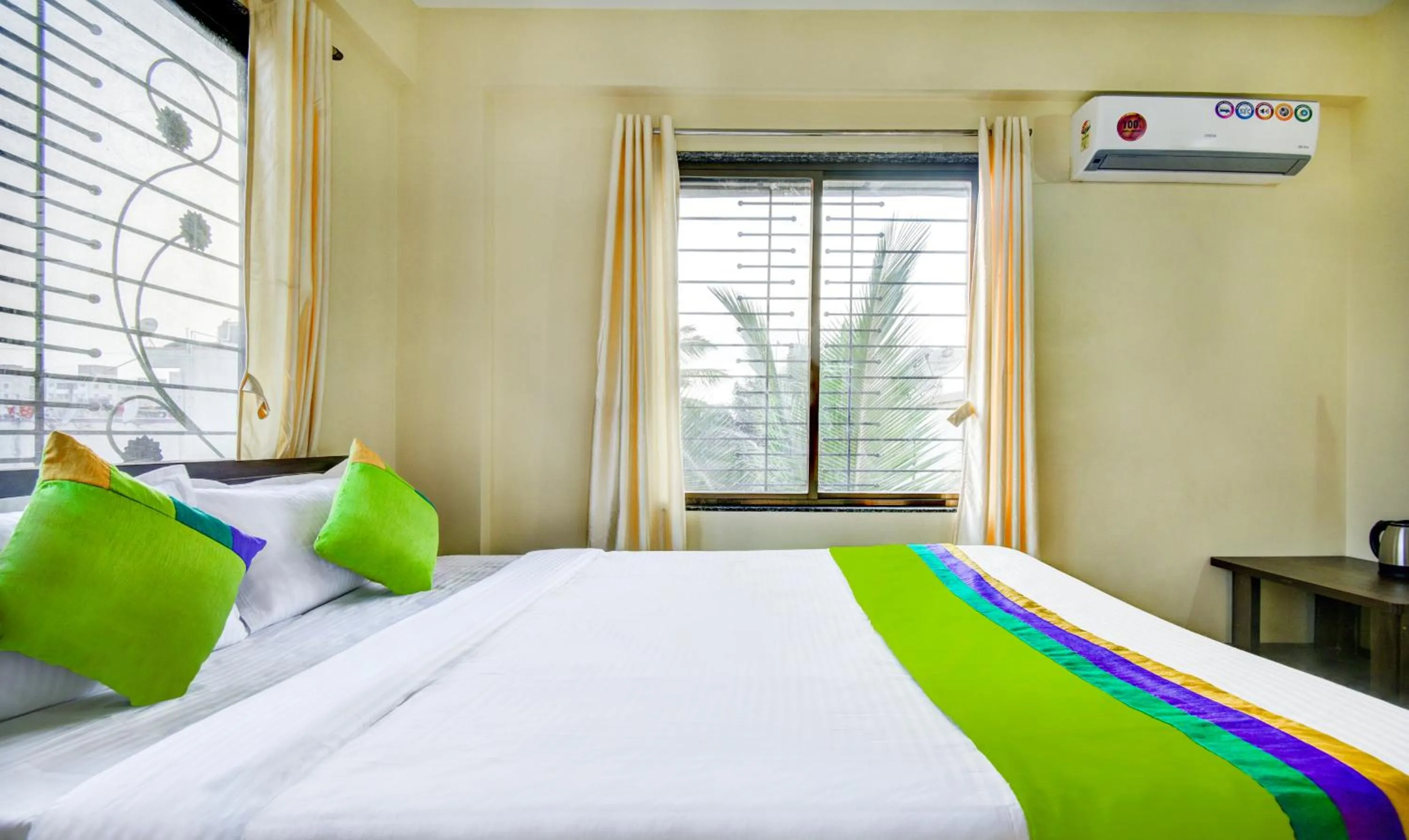 Bed in Treebo Sayaji Residency