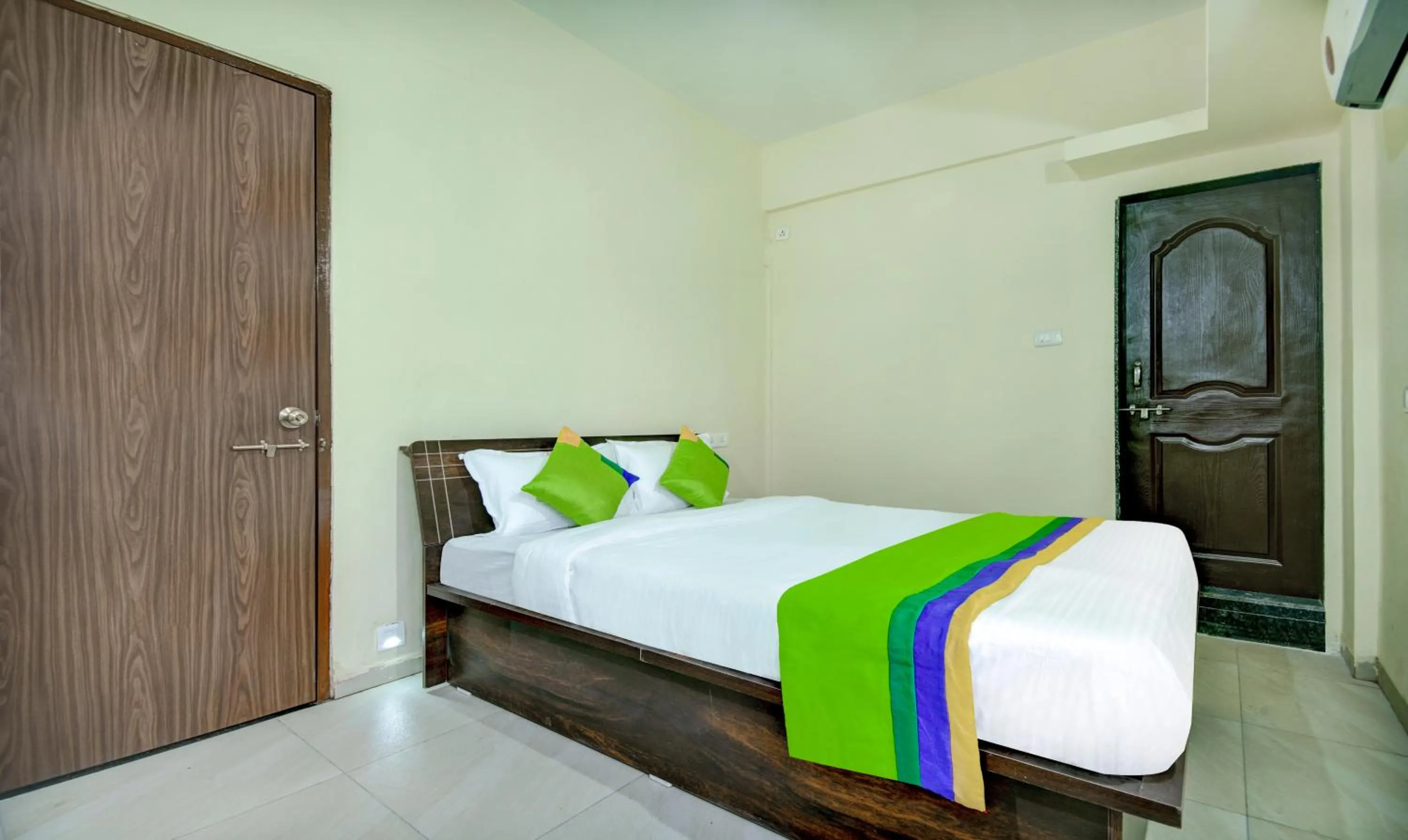 Bed in Treebo Sayaji Residency