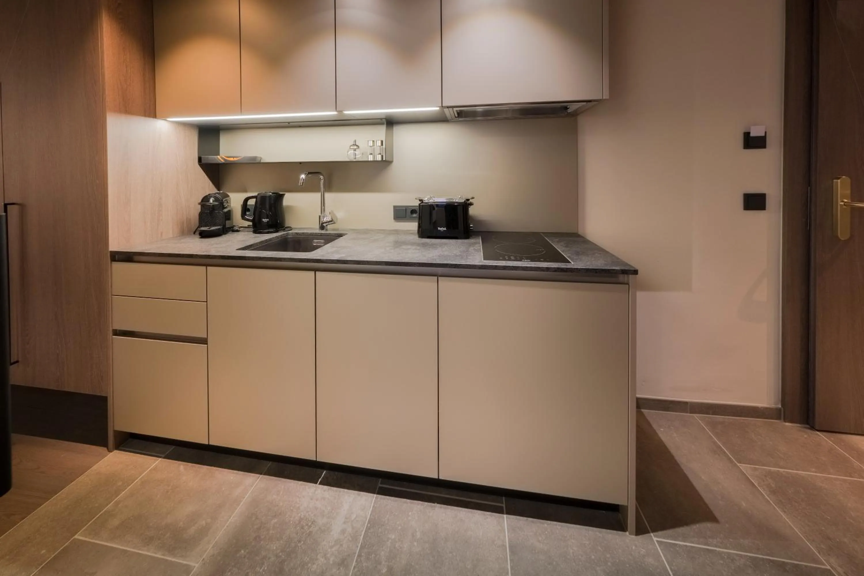 Kitchen or kitchenette in VIER Studios & Restaurant