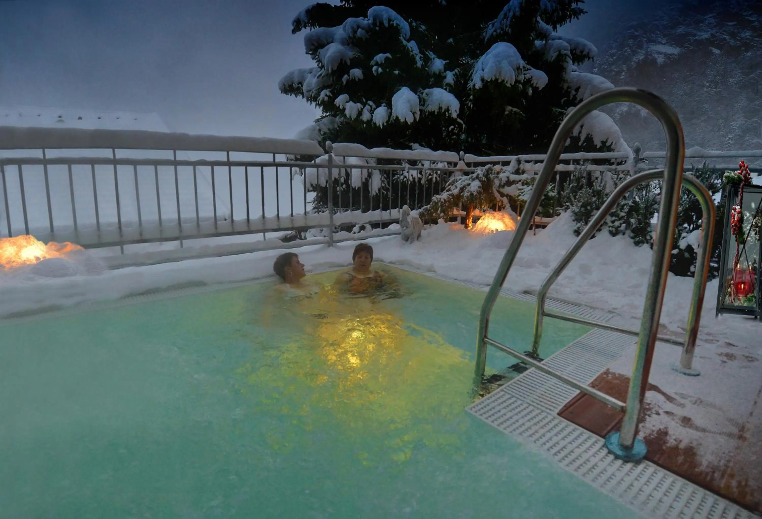 People in VIER Studios & Restaurant