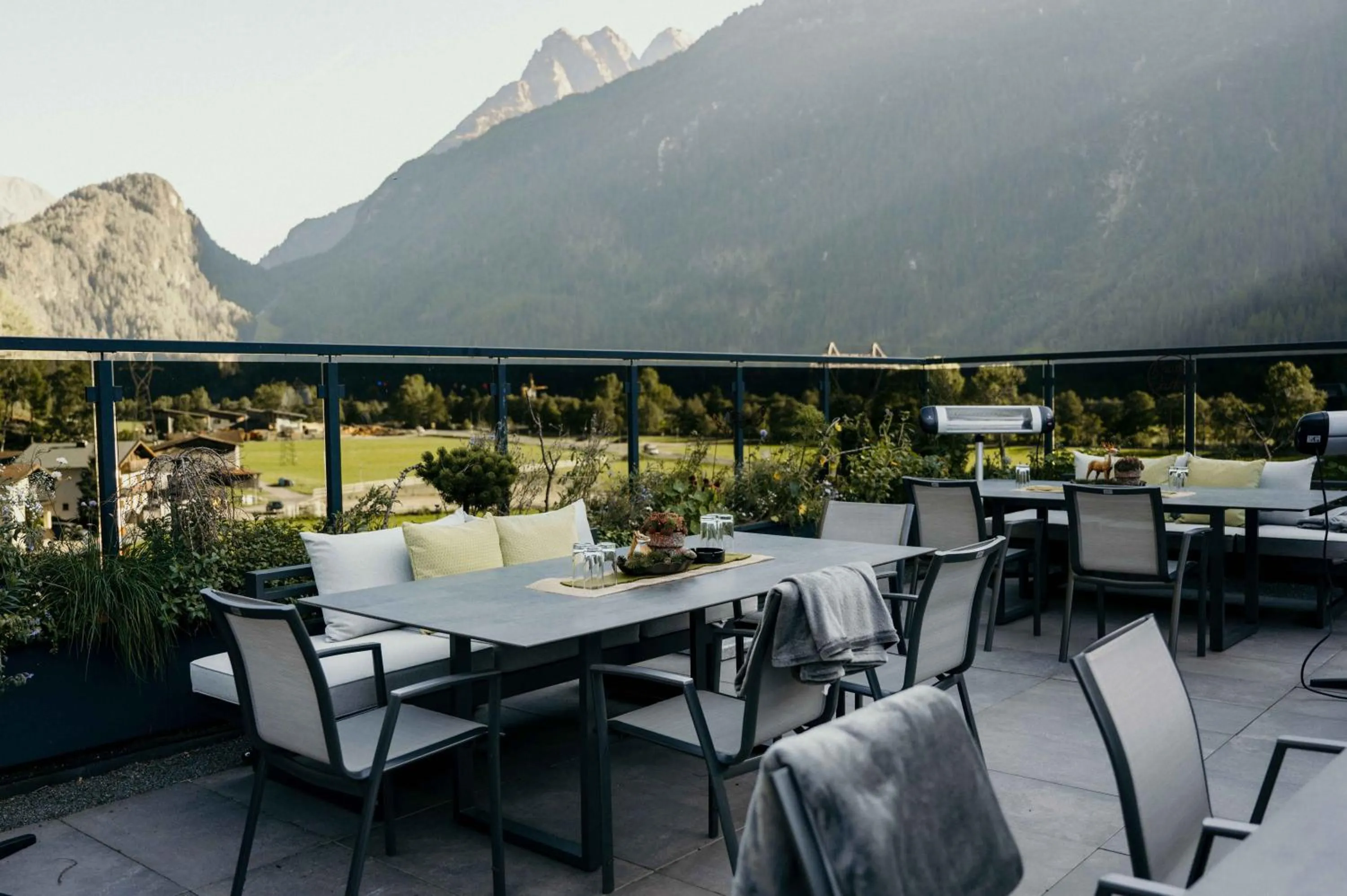 Dining area in VIER Studios & Restaurant