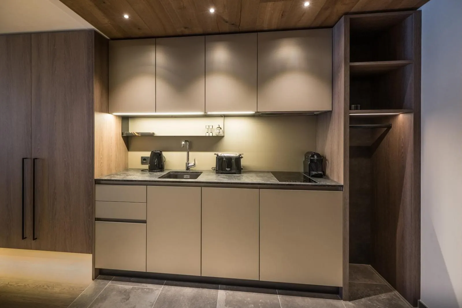 Kitchen or kitchenette in VIER Studios & Restaurant