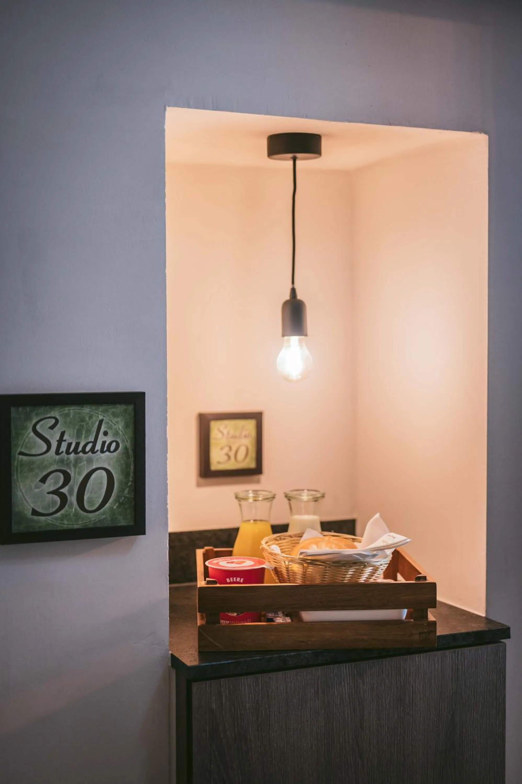 Breakfast in VIER Studios & Restaurant