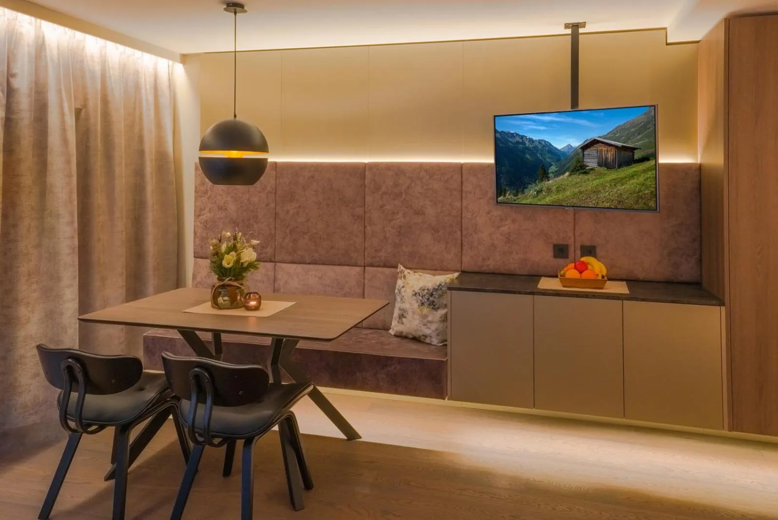 TV and multimedia in VIER Studios & Restaurant