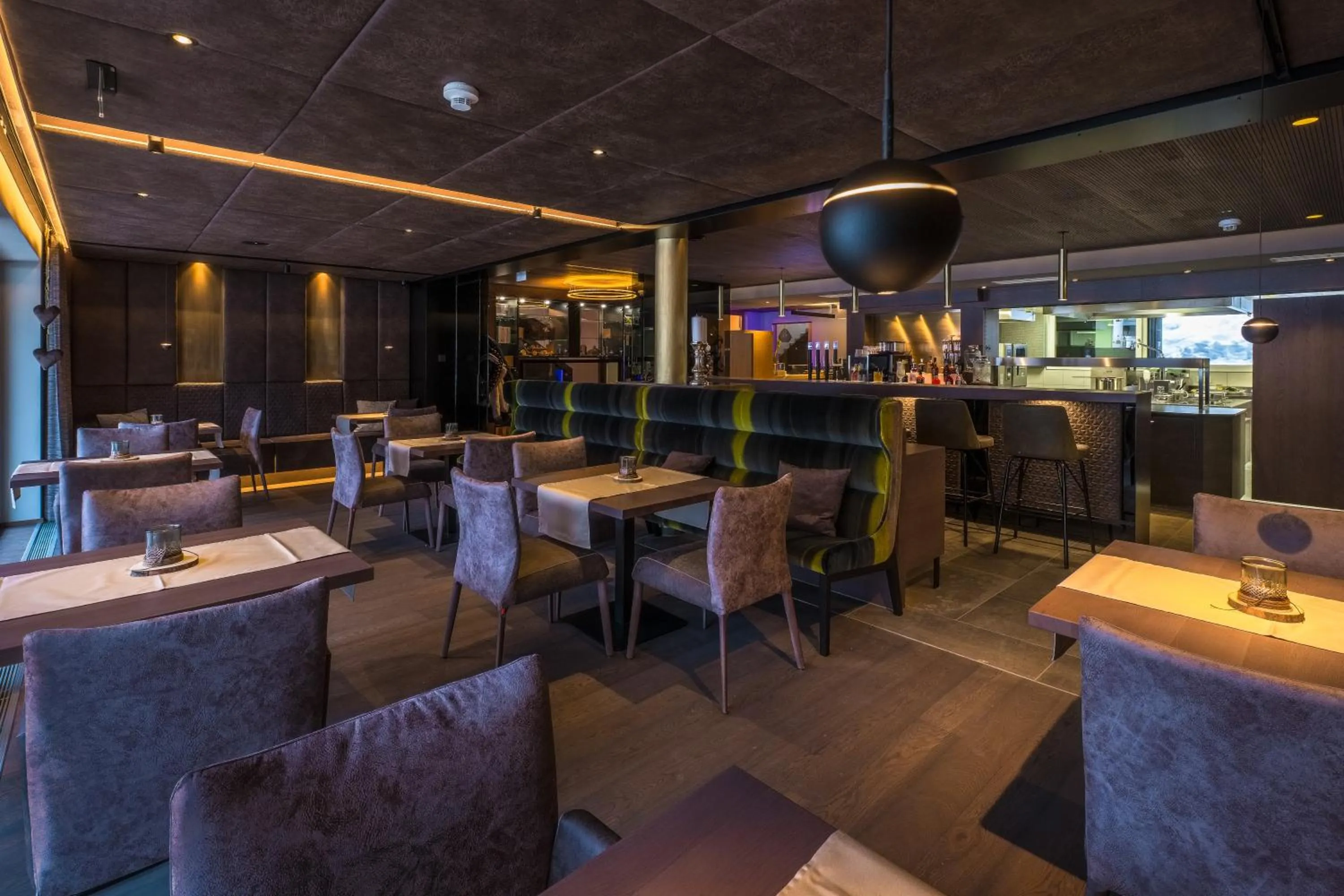 Restaurant/places to eat in VIER Studios & Restaurant