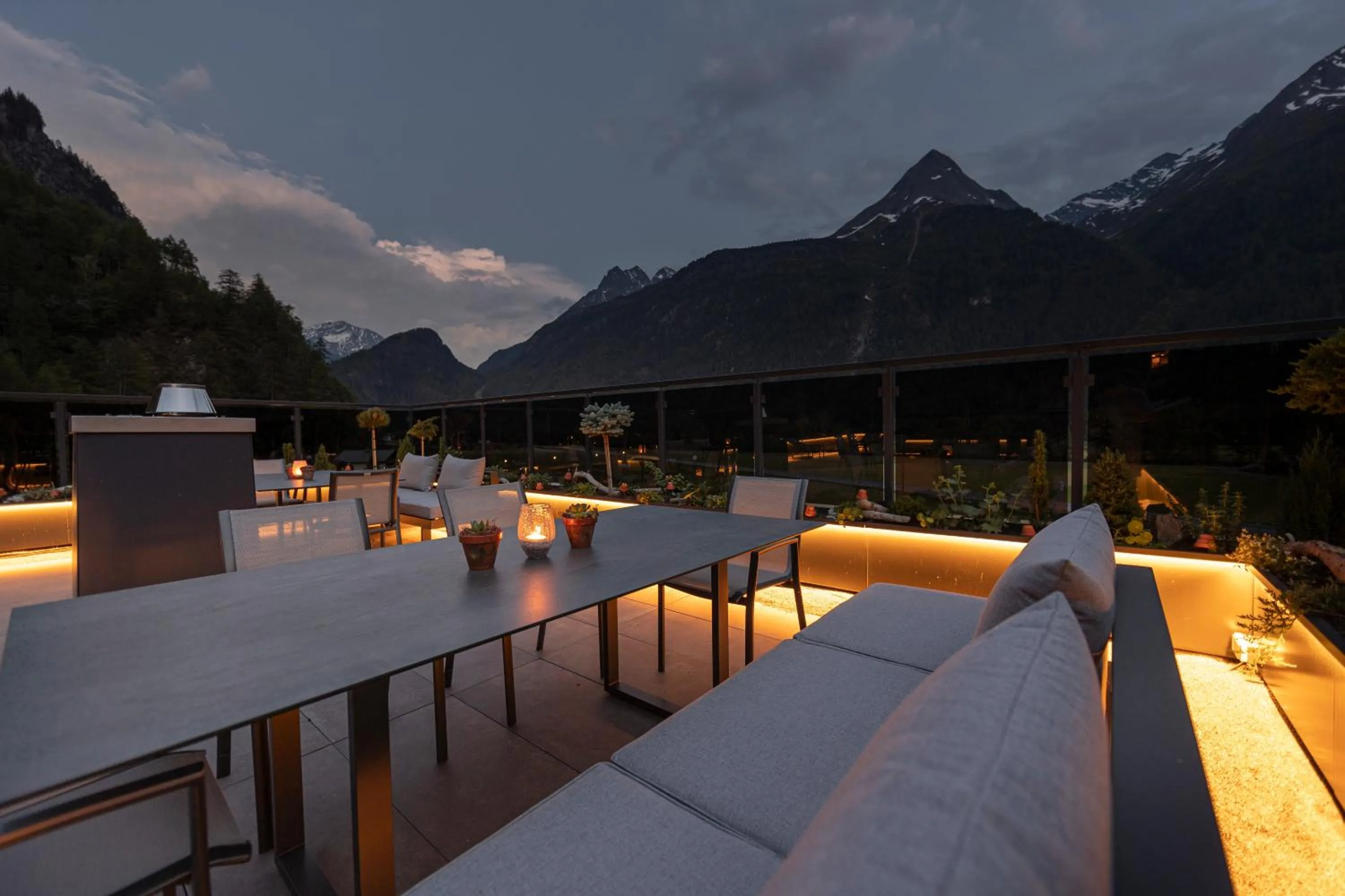 Property building in VIER Studios & Restaurant