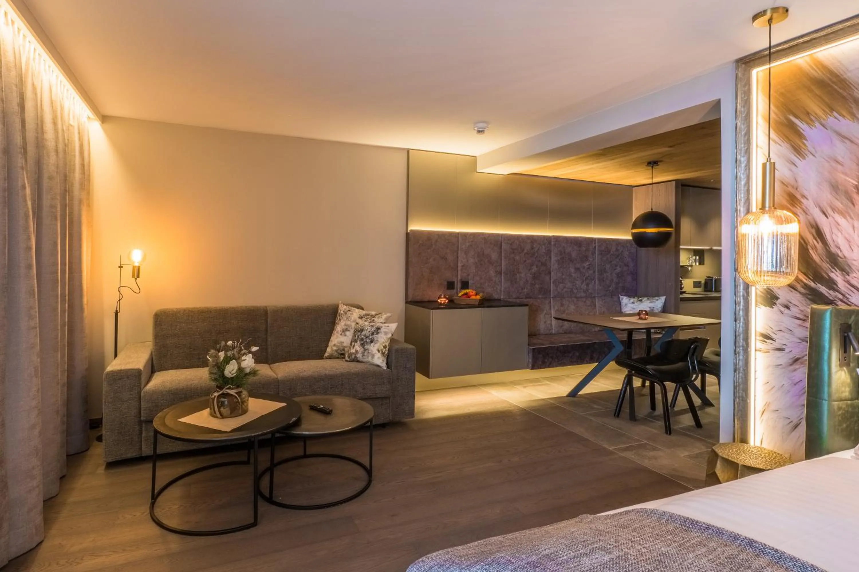 Living room in VIER Studios & Restaurant