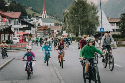 Cycling in VIER Studios & Restaurant