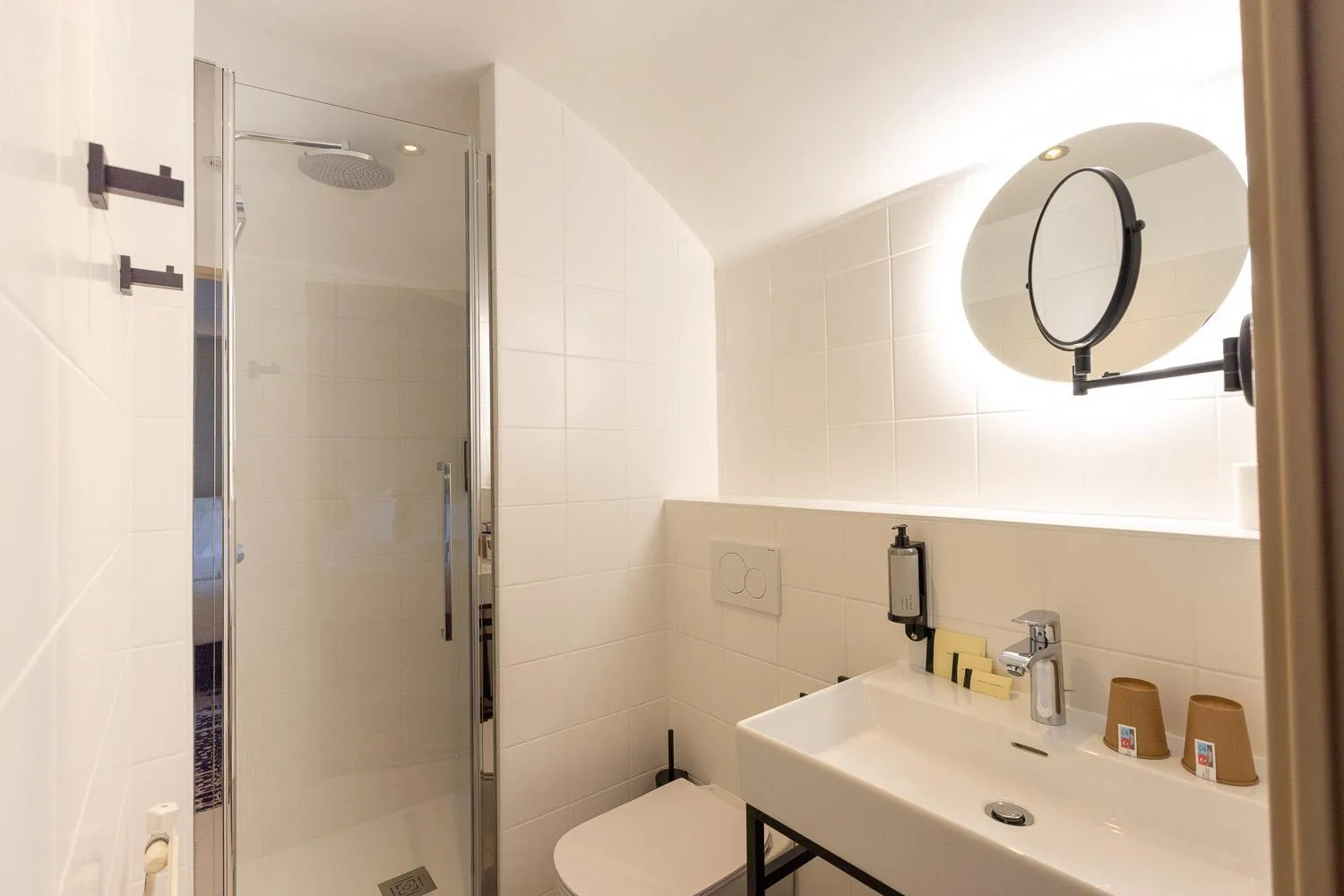 Shower in Logis Hôtel & Restaurant Le Vert Bocage