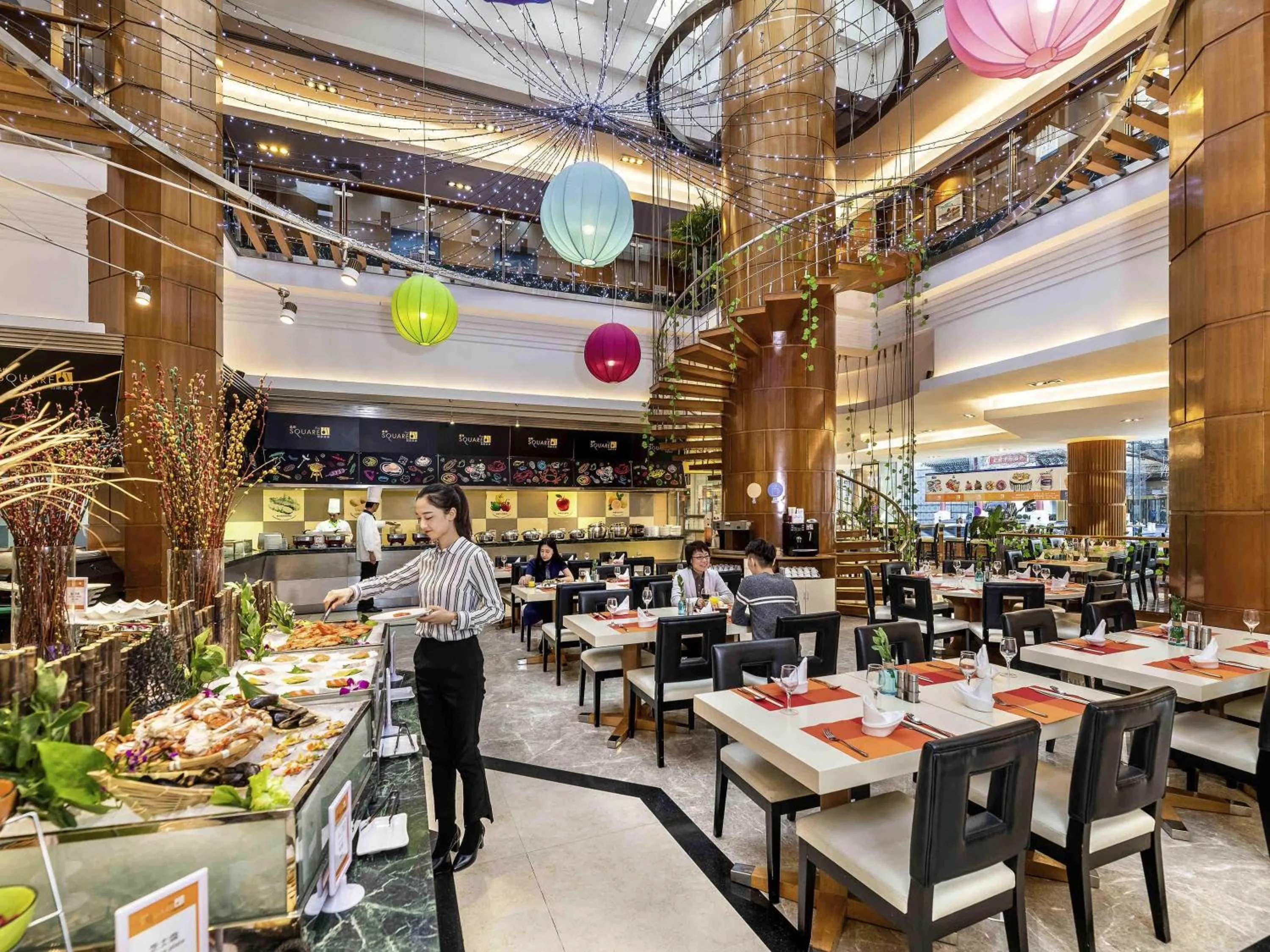 Restaurant/places to eat in Novotel Beijing Peace