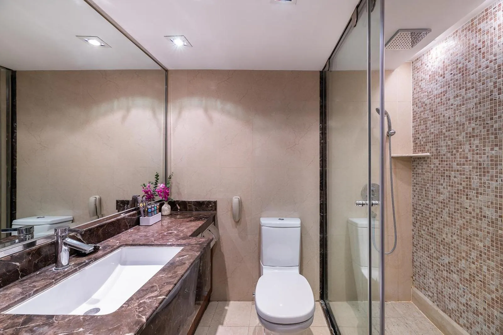 Toilet in Novotel Beijing Peace