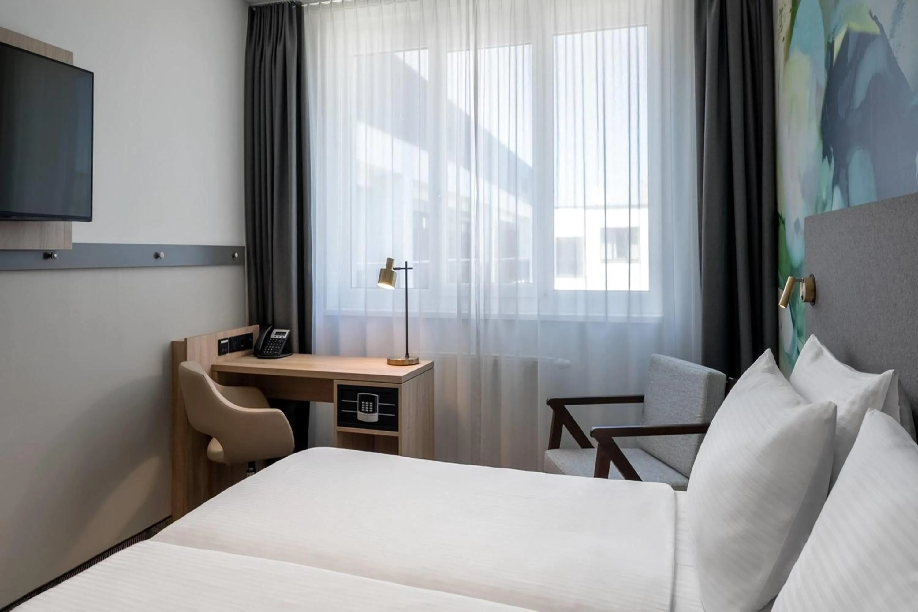 Photo of the whole room, Bed in Wyndham Garden Munich Messe