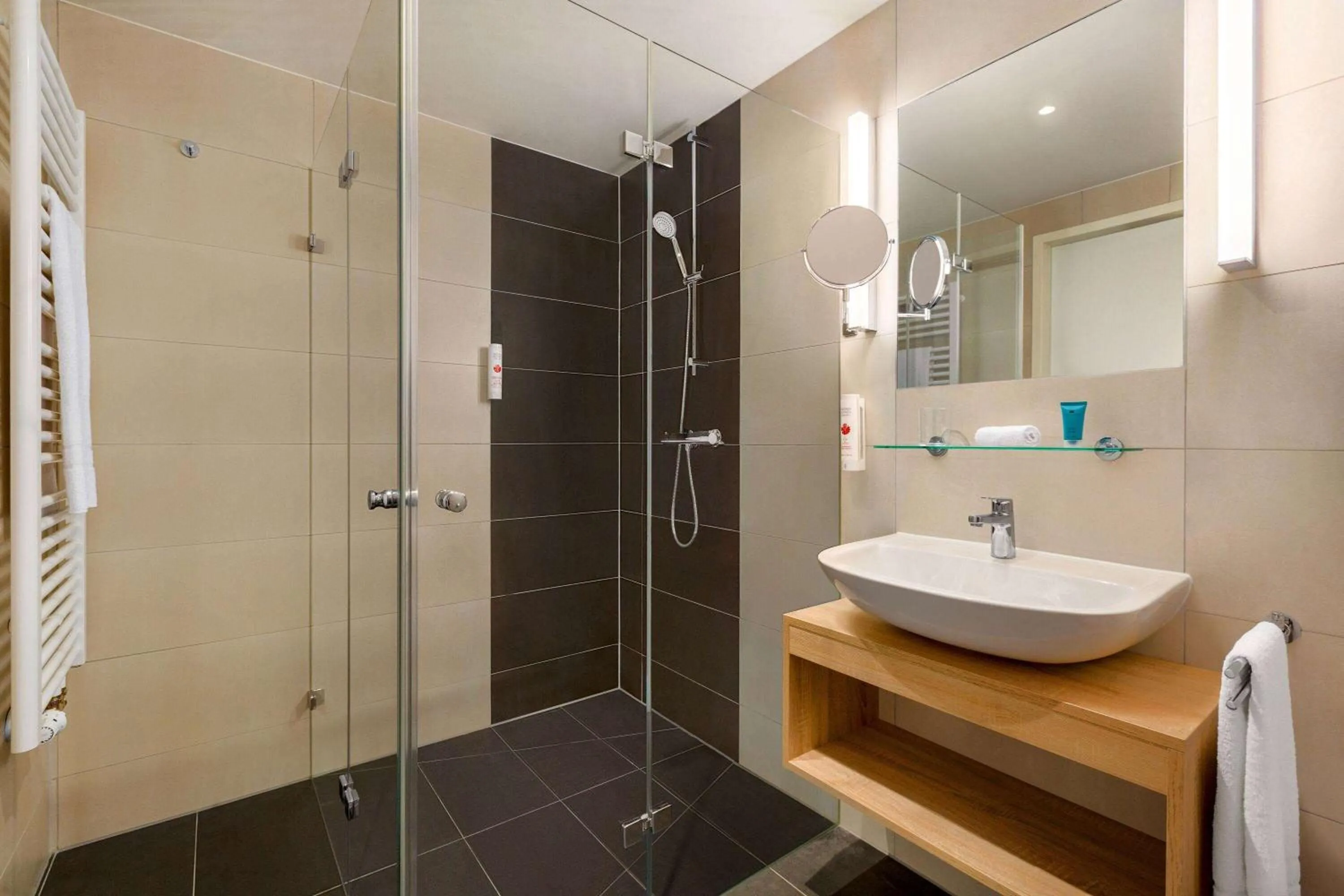 TV and multimedia in Wyndham Garden Munich Messe