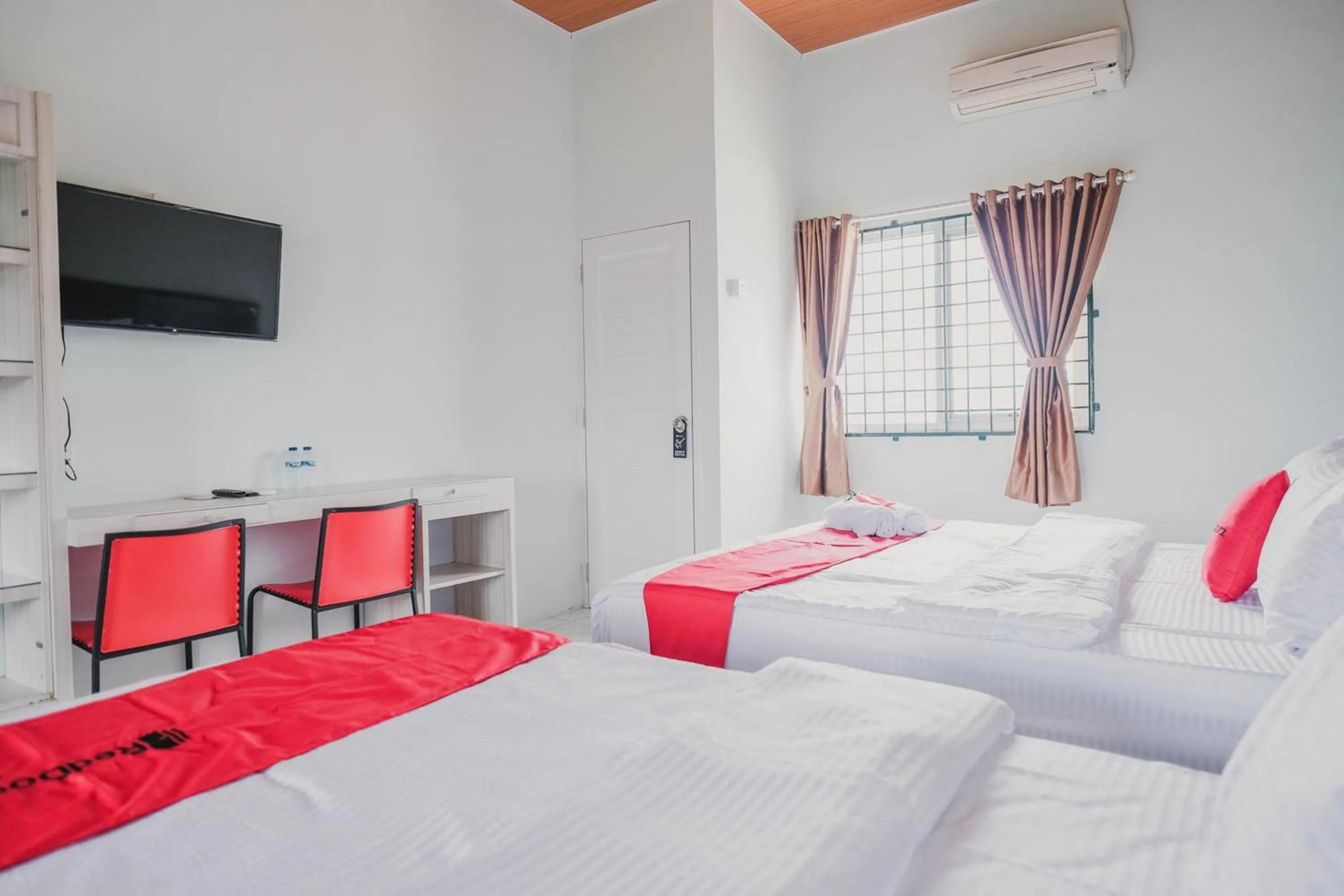 Bedroom, Bed in RedDoorz @ Jalan Pangeran Antasari Lampung 2