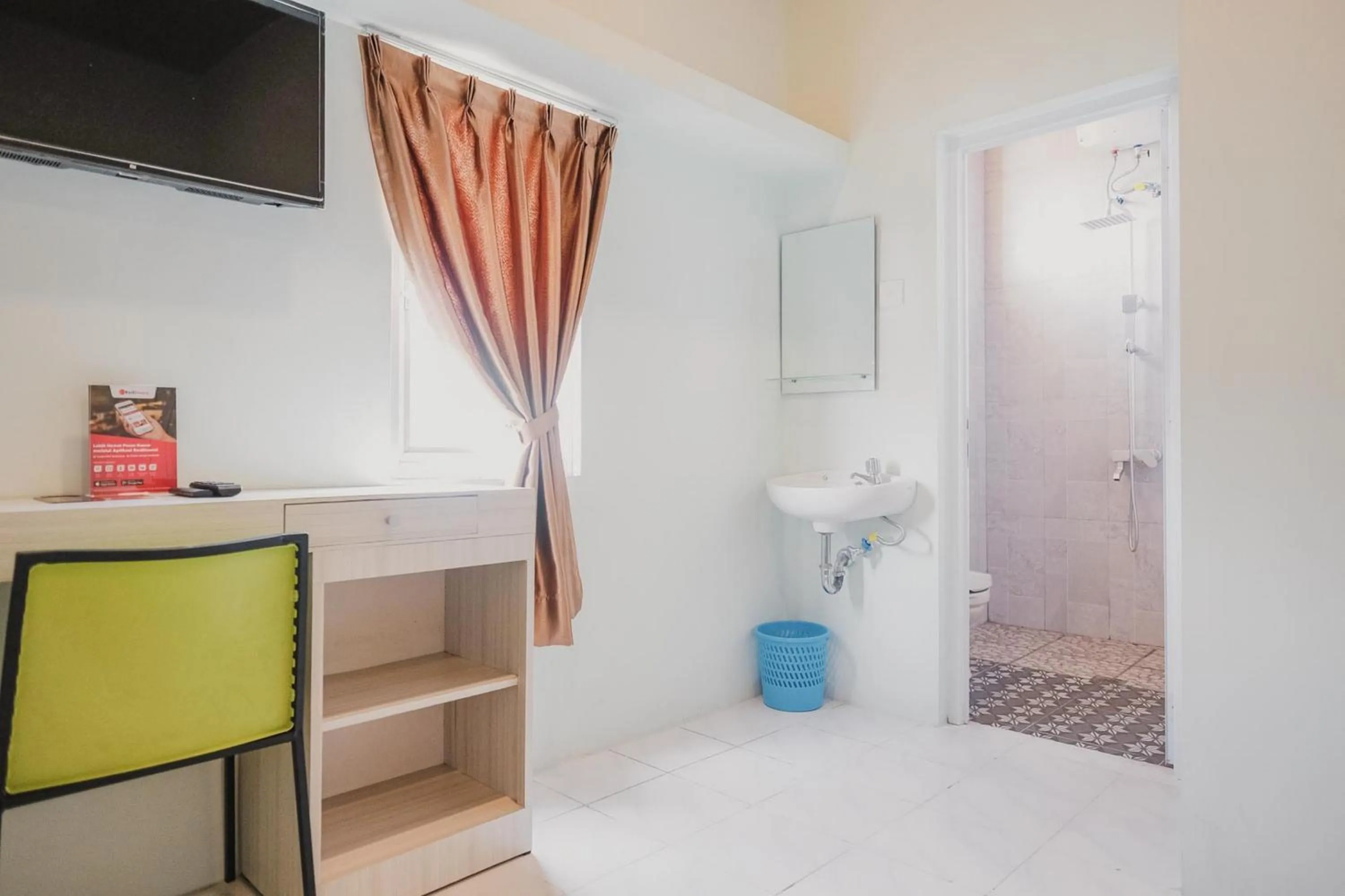 RedDoorz @ Jalan Pangeran Antasari Lampung 2