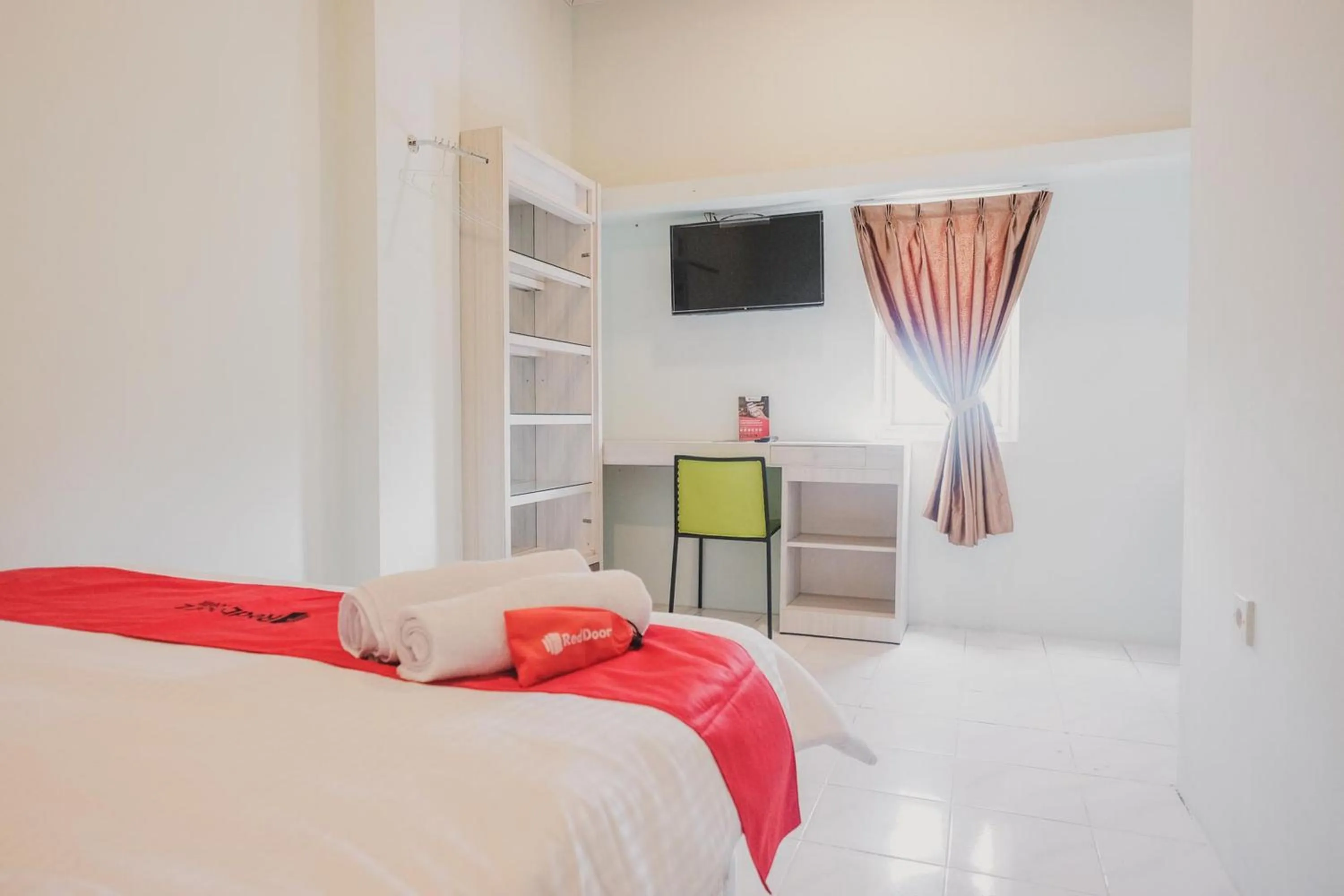 Bed in RedDoorz @ Jalan Pangeran Antasari Lampung 2
