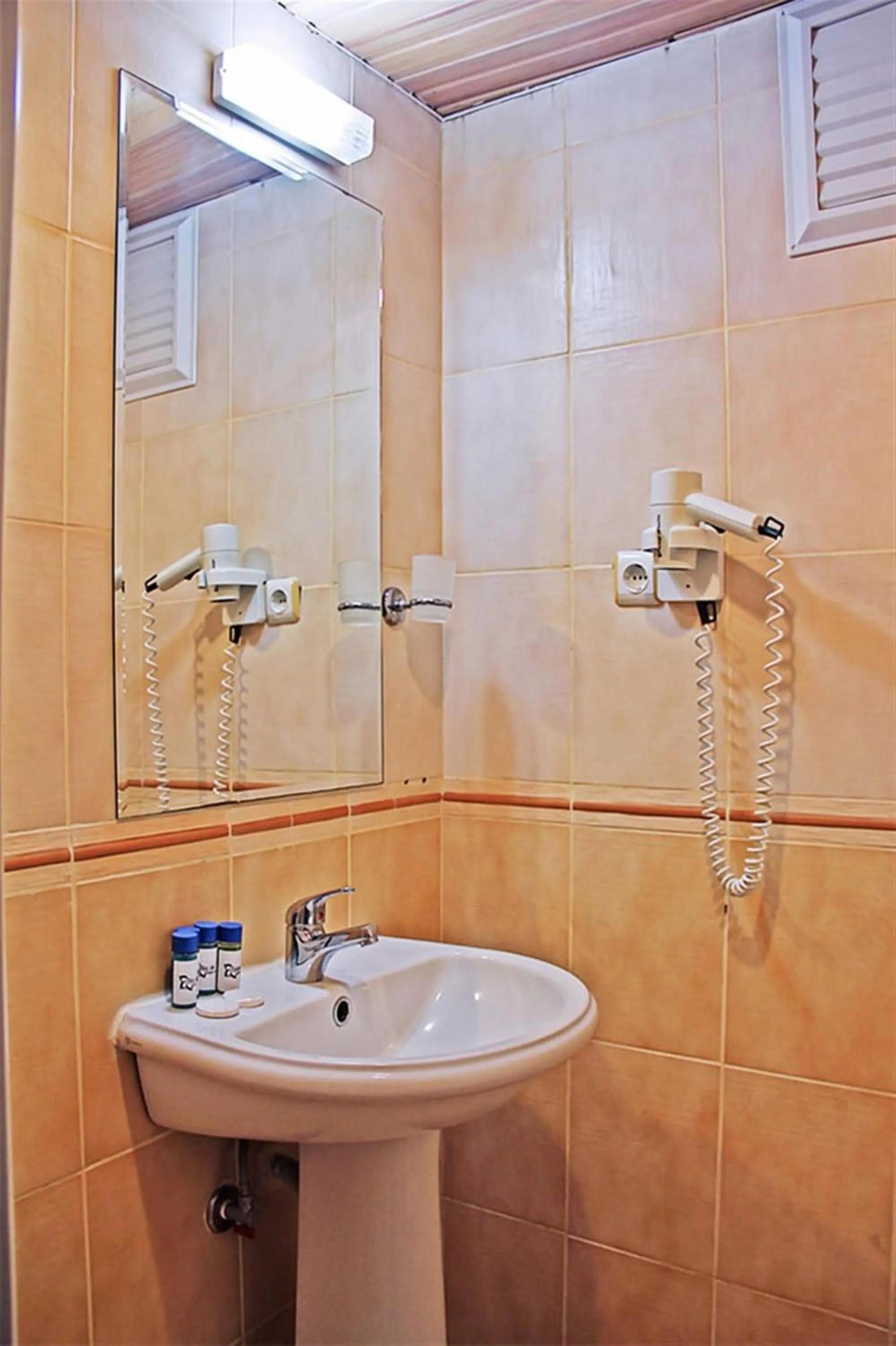 Bathroom in Yaman Life Hotel
