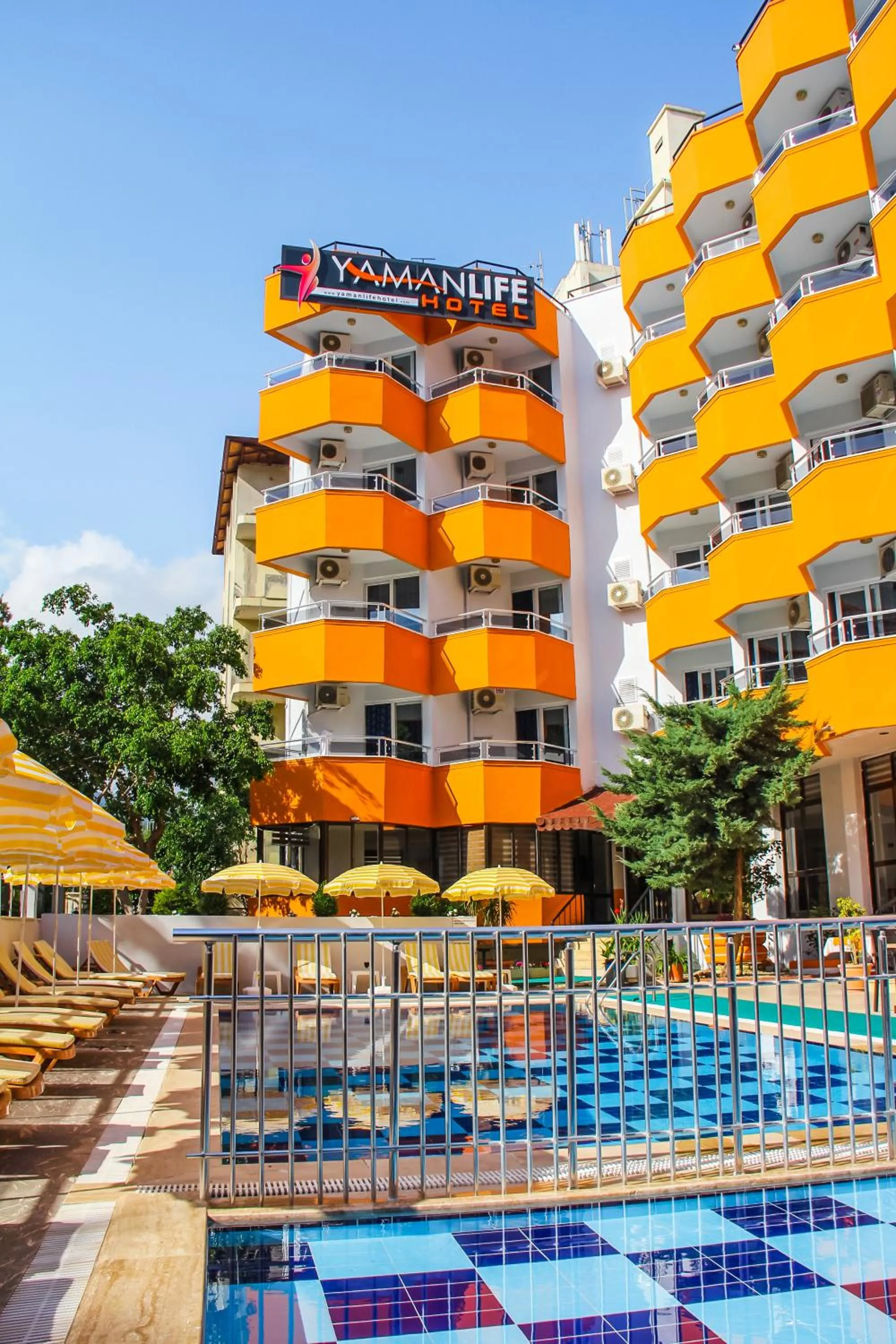 Swimming pool in Yaman Life Hotel