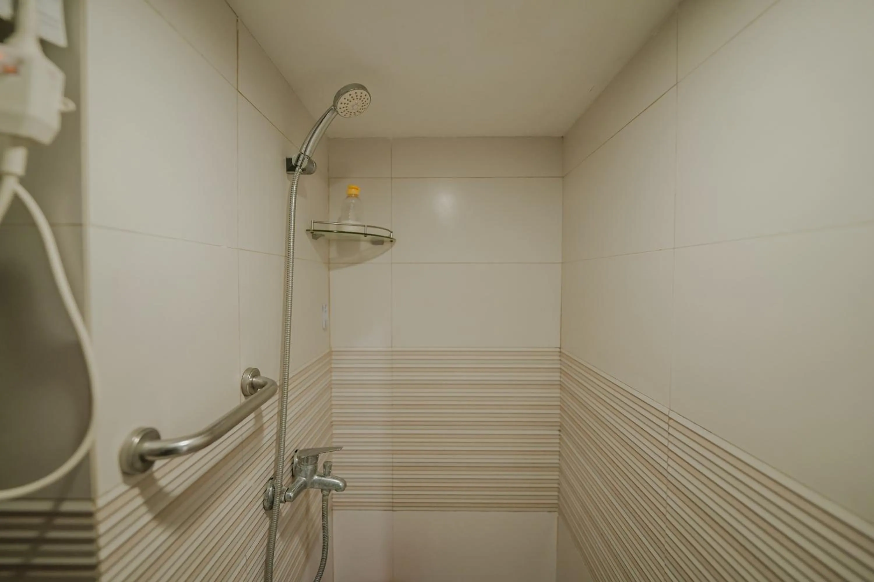 Shower in The Jarrdin by Bethania Pro