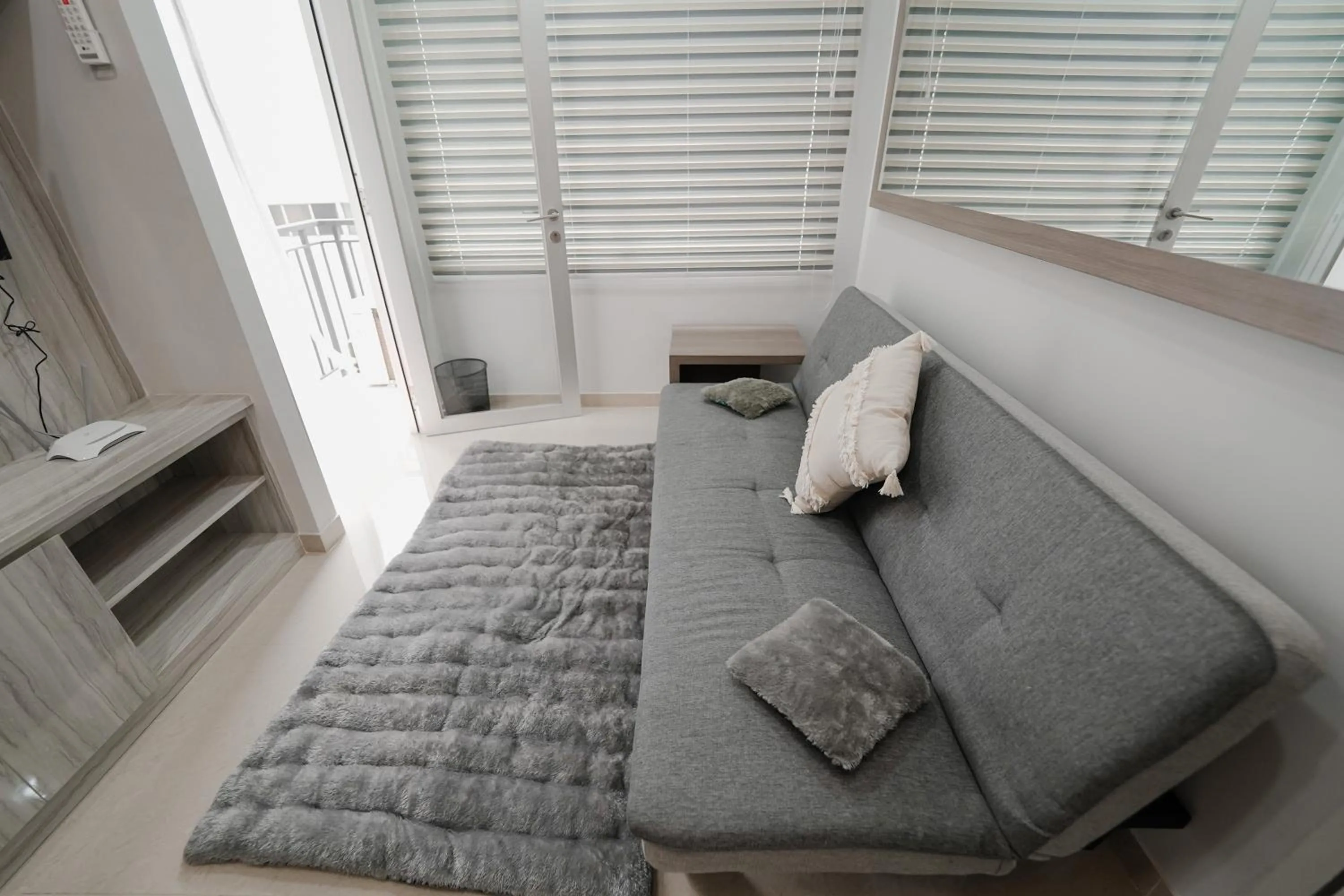 Living room, Bed in The Jarrdin by Bethania Pro