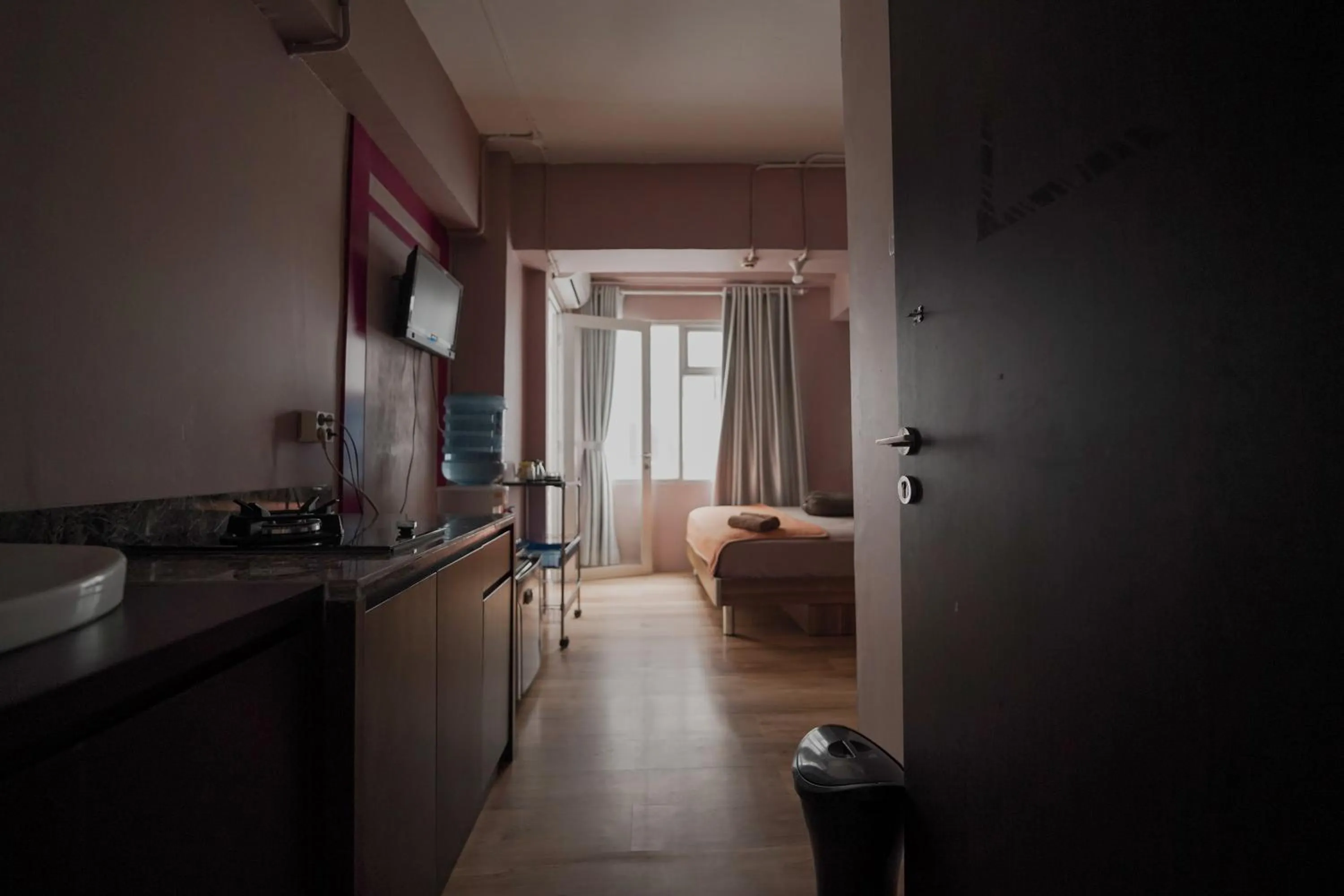 Photo of the whole room, Bed in The Jarrdin by Bethania Pro