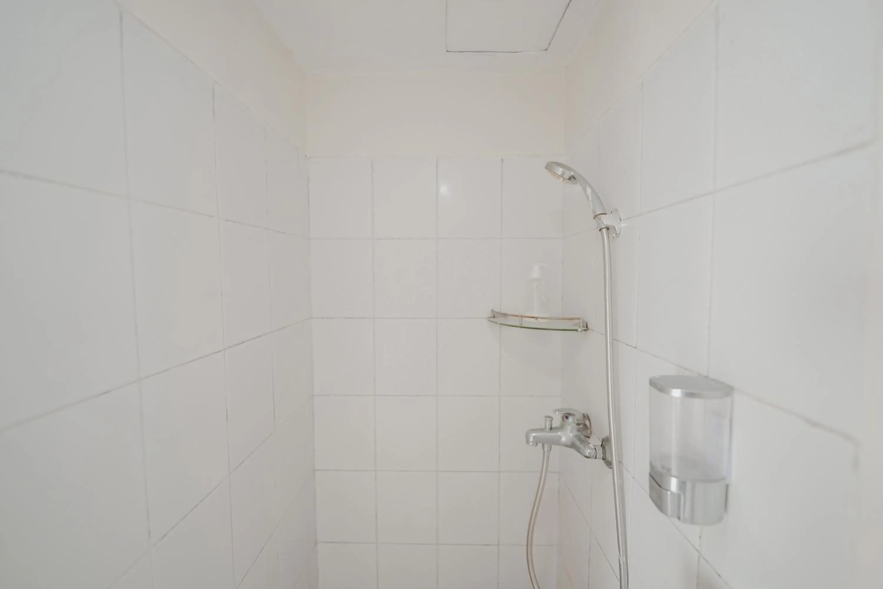 Shower in The Jarrdin by Bethania Pro