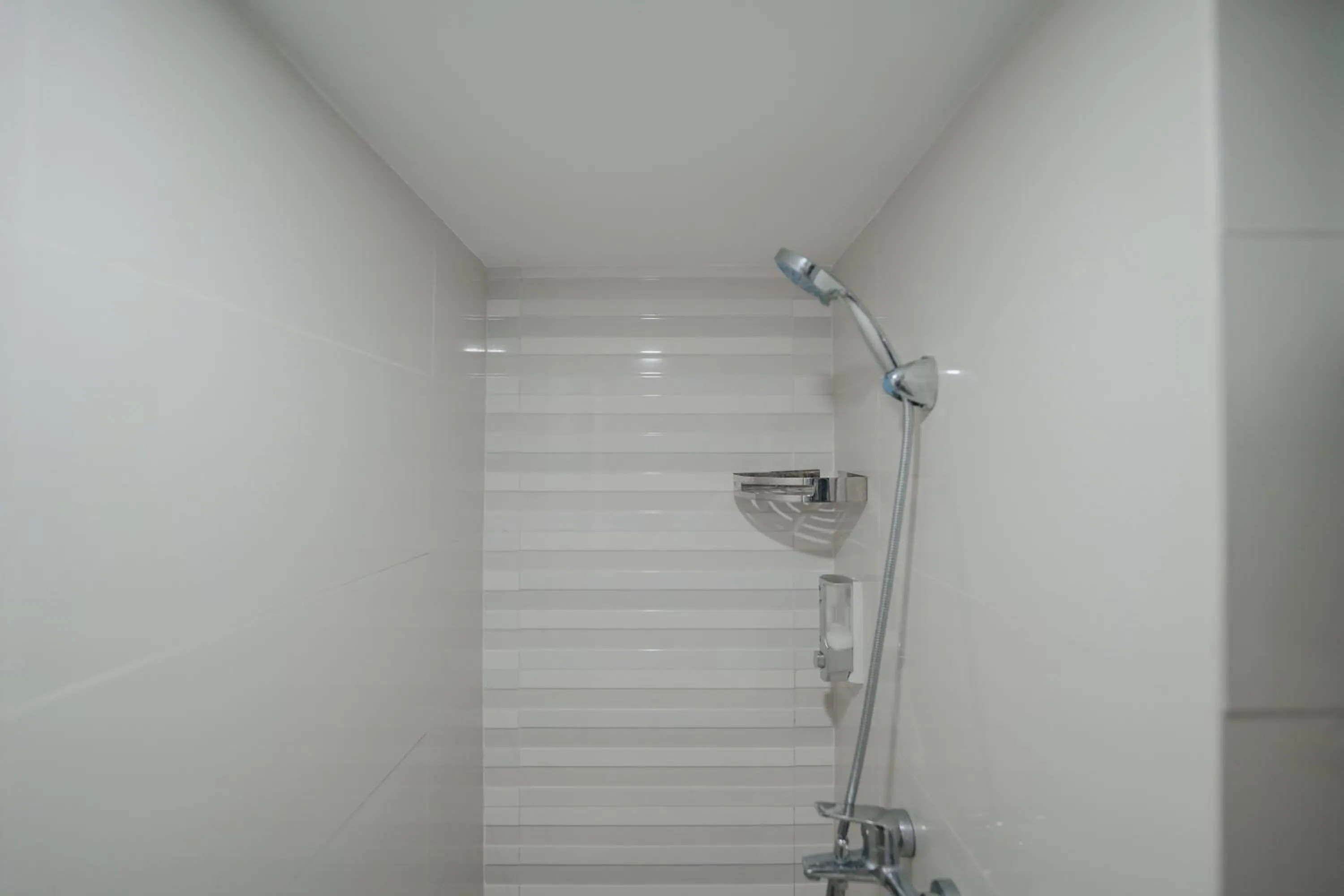 Shower in The Jarrdin by Bethania Pro