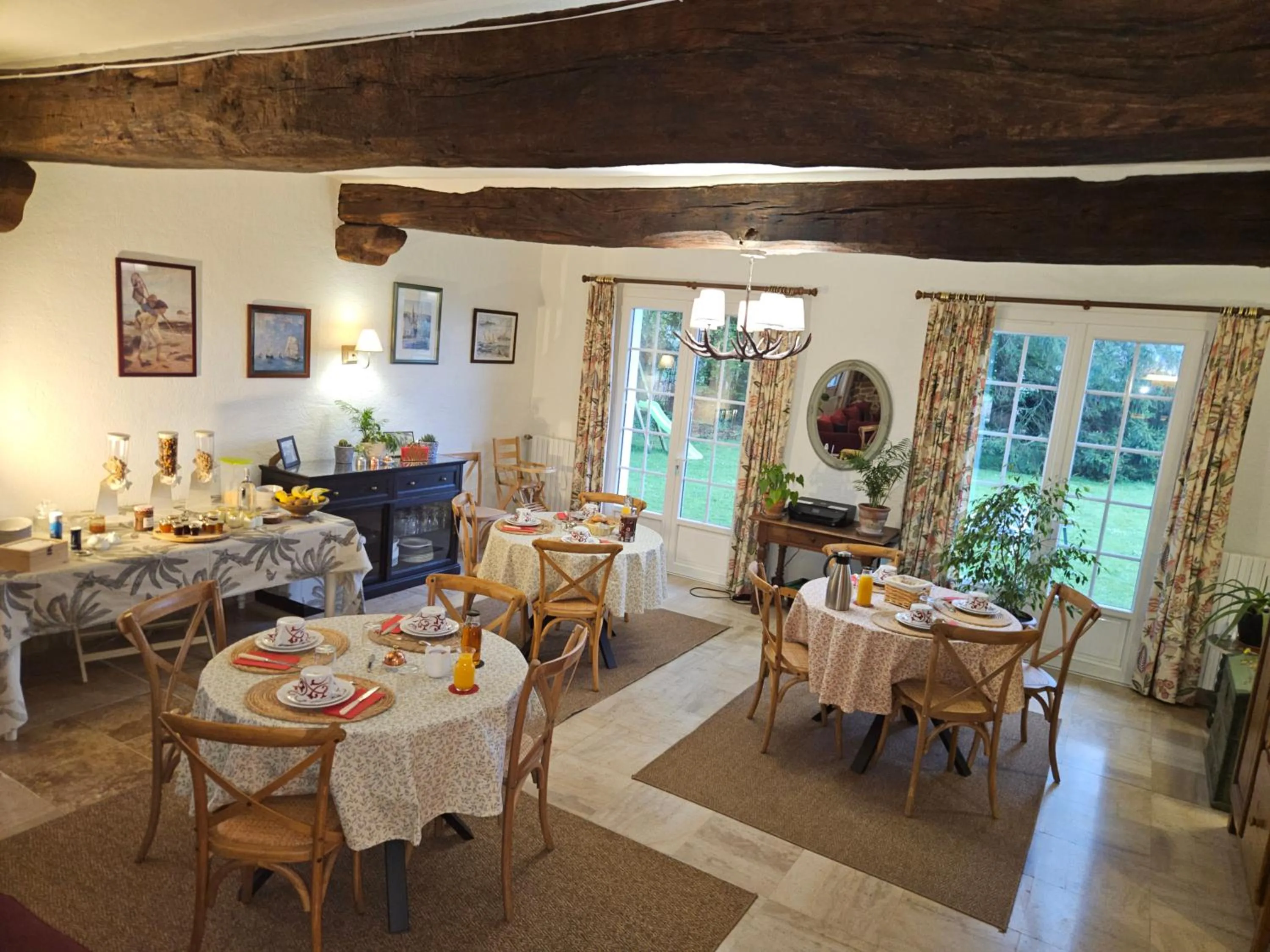 Breakfast in Bed and Breakfast Saultchevreuil, sur la route du Mont Saint Michel
